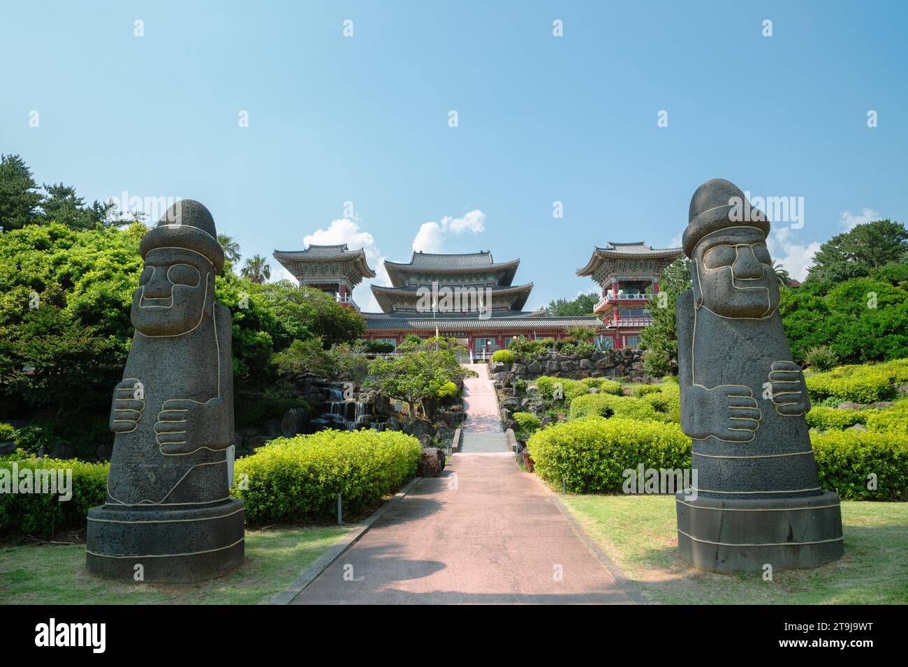 Yakcheonsa Tempel und Dol Hareubang auf der Insel Jeju, Korea Stockfoto