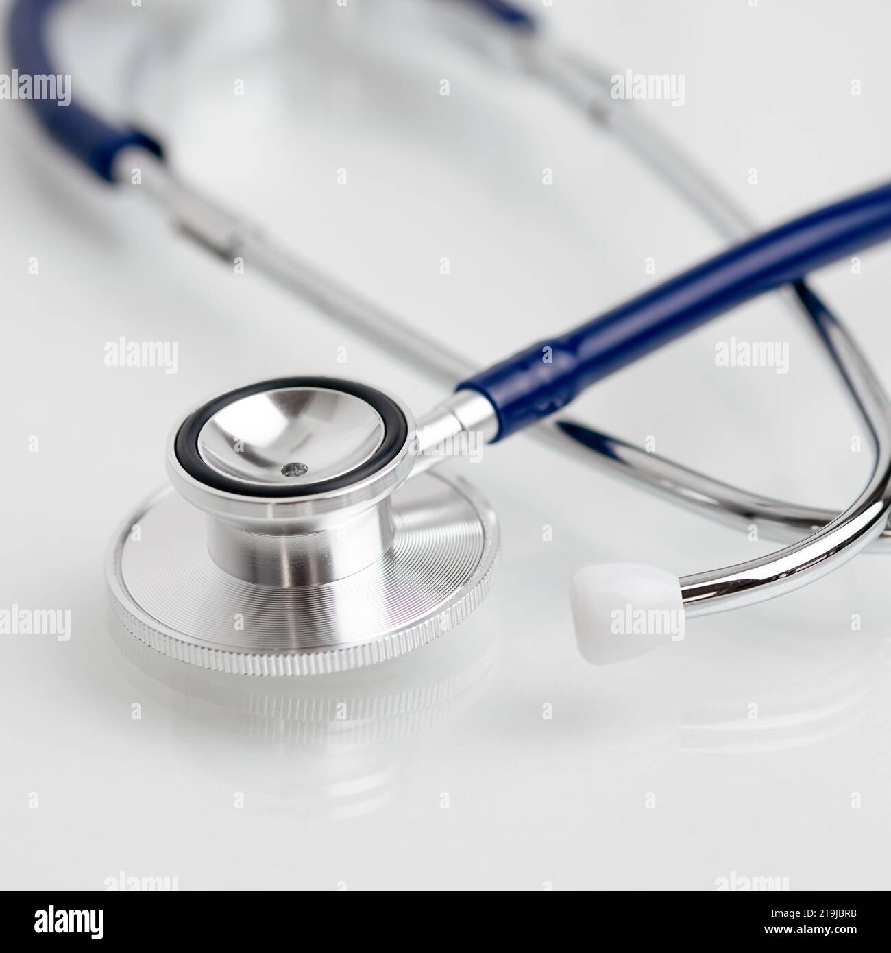 Stethoskop-Nahaufnahme auf weißem Hintergrund, medizinisches Instrument Stockfoto