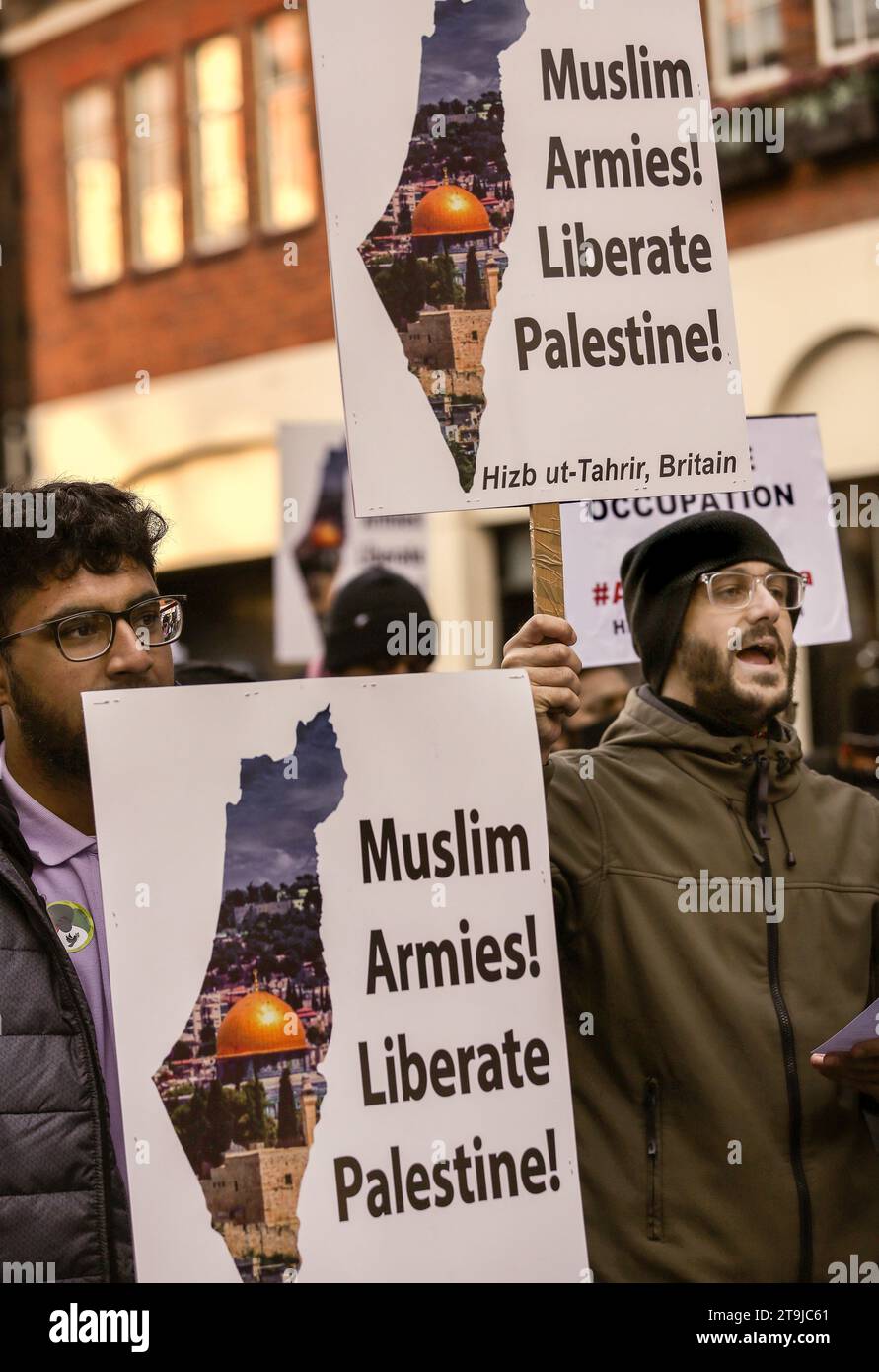 London, Großbritannien. November 2023. Die Unterstützer rufen mit Sprechern, die Plakate halten und die muslimischen Armeen auffordern, Palästina zu befreien. Hizb ut-Tahrir protestierte gegenüber der ägyptischen Botschaft und rief muslimische Armeen zur Rettung des palästinensischen Volkes auf. Aufgrund der Bedingungen gemäß Abschnitt 14 des Public Order Act können sie Balfour Mews nicht verlassen. Hizb ut-Tahrir erklärt sein Ziel, alle muslimischen Länder im Laufe der Zeit in einem einheitlichen islamischen Staat oder Kalifat zu vereinigen und die Scharia weltweit zu implementieren. Quelle: SOPA Images Limited/Alamy Live News Stockfoto