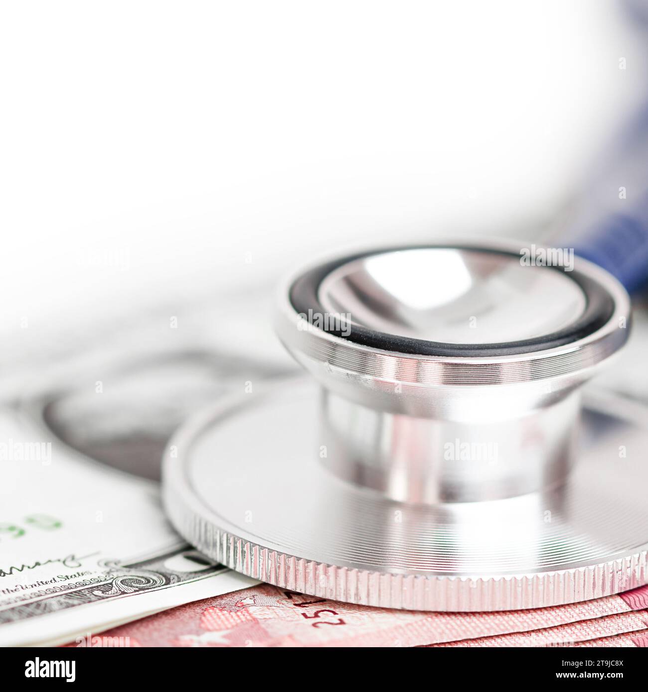 Medizinisches Stethoskop auf Banknoten, teure Medizin, finanzielle Gesundheit, Arztgehalt, Krankenversicherung und Kosten der medizinischen Versorgung. Stockfoto