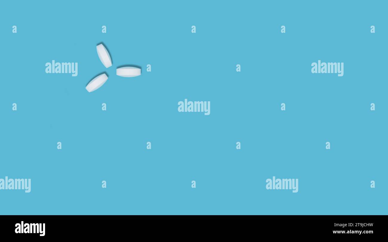 Drei runde weiße Pillen, Vitamine auf blauem Hintergrund, flach, Platz für Text. Arzneimittelkonzept, Gesundheitswesen, Immunität. Stockfoto