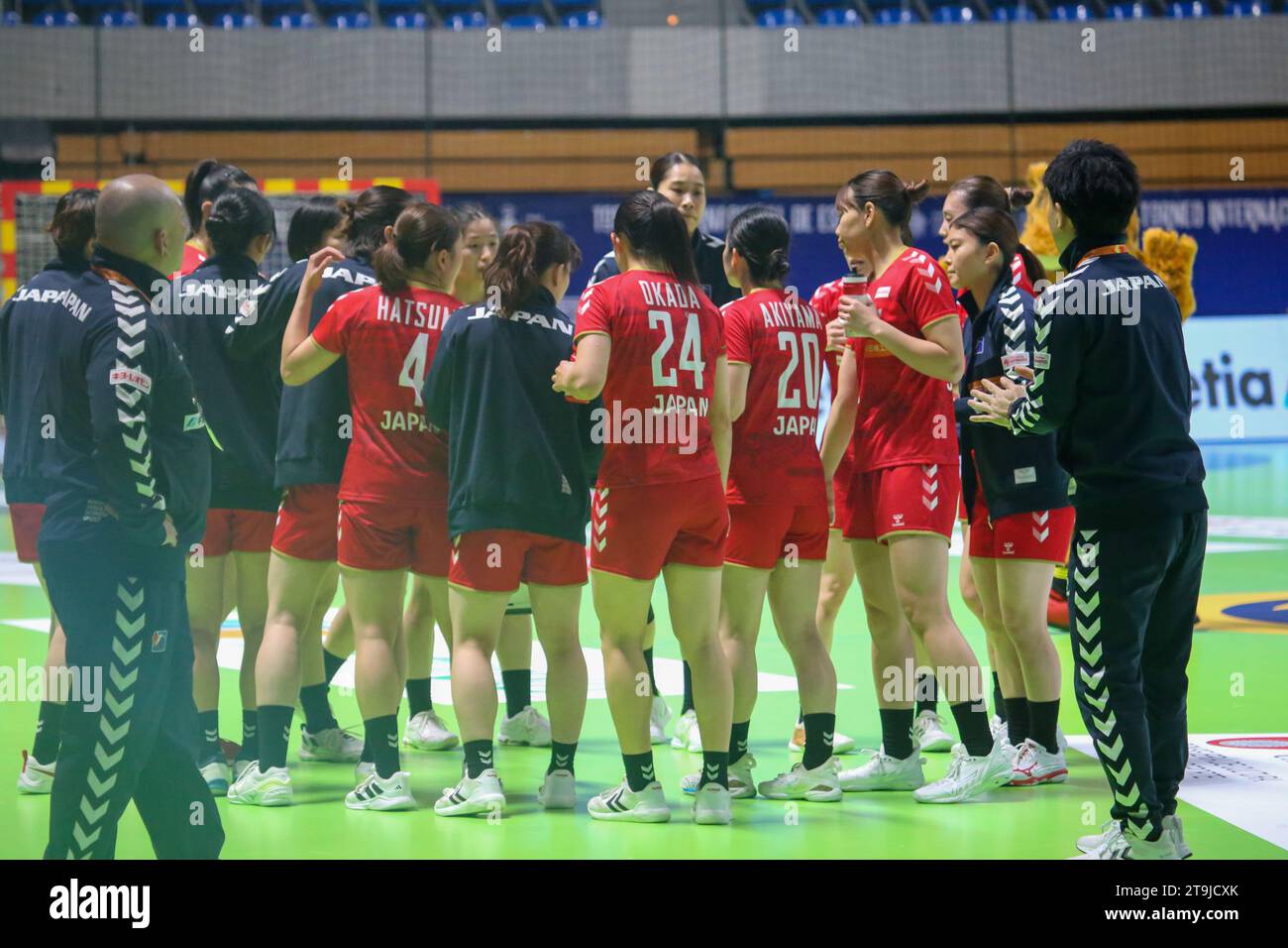 Santander, Kantabrien, Spanien. November 2023. Santander, Spanien, 25. November 2023: Japanische Spieler hören sich während des 2. Spieltages des Internationalen Turniers der spanischen Frauen 2023 zwischen Serbien und Japan am 25. November 2023 im Palacio de los Deportes de Santander in Santander, Spanien, Anweisungen an. (Kreditbild: © Alberto Brevers/Pacific Press via ZUMA Press Wire) NUR REDAKTIONELLE VERWENDUNG! Nicht für kommerzielle ZWECKE! Stockfoto