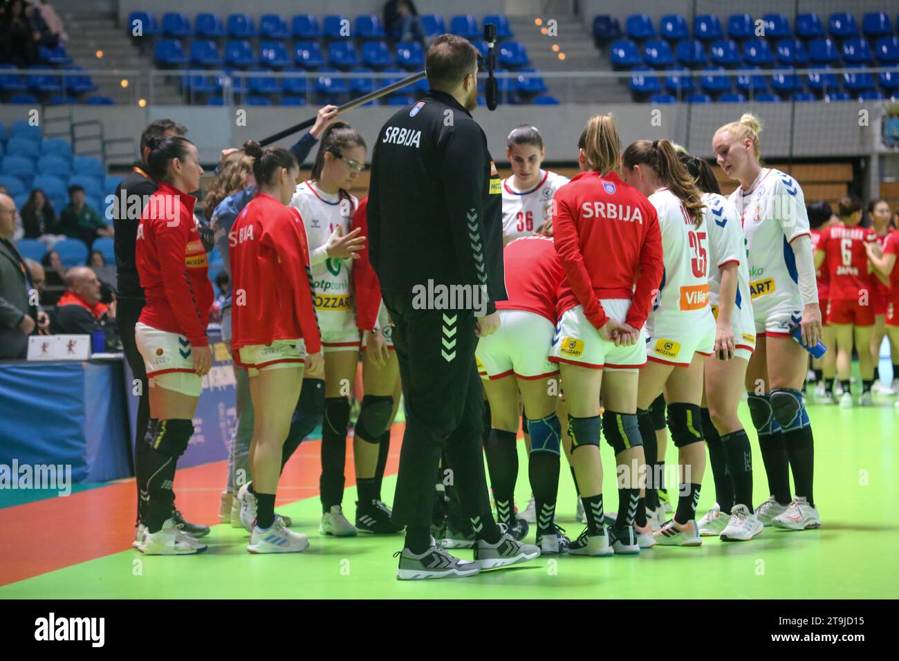 Santander, Kantabrien, Spanien. November 2023. Santander, Spanien, 25. November 2023: Serbische Spieler erhalten während des 2. Spieltages des Internationalen Spanien-Frauen-Turniers 2023 zwischen Serbien und Japan am 25. November 2023 im Palacio de los Deportes de Santander, Spanien, Anweisungen. (Kreditbild: © Alberto Brevers/Pacific Press via ZUMA Press Wire) NUR REDAKTIONELLE VERWENDUNG! Nicht für kommerzielle ZWECKE! Stockfoto