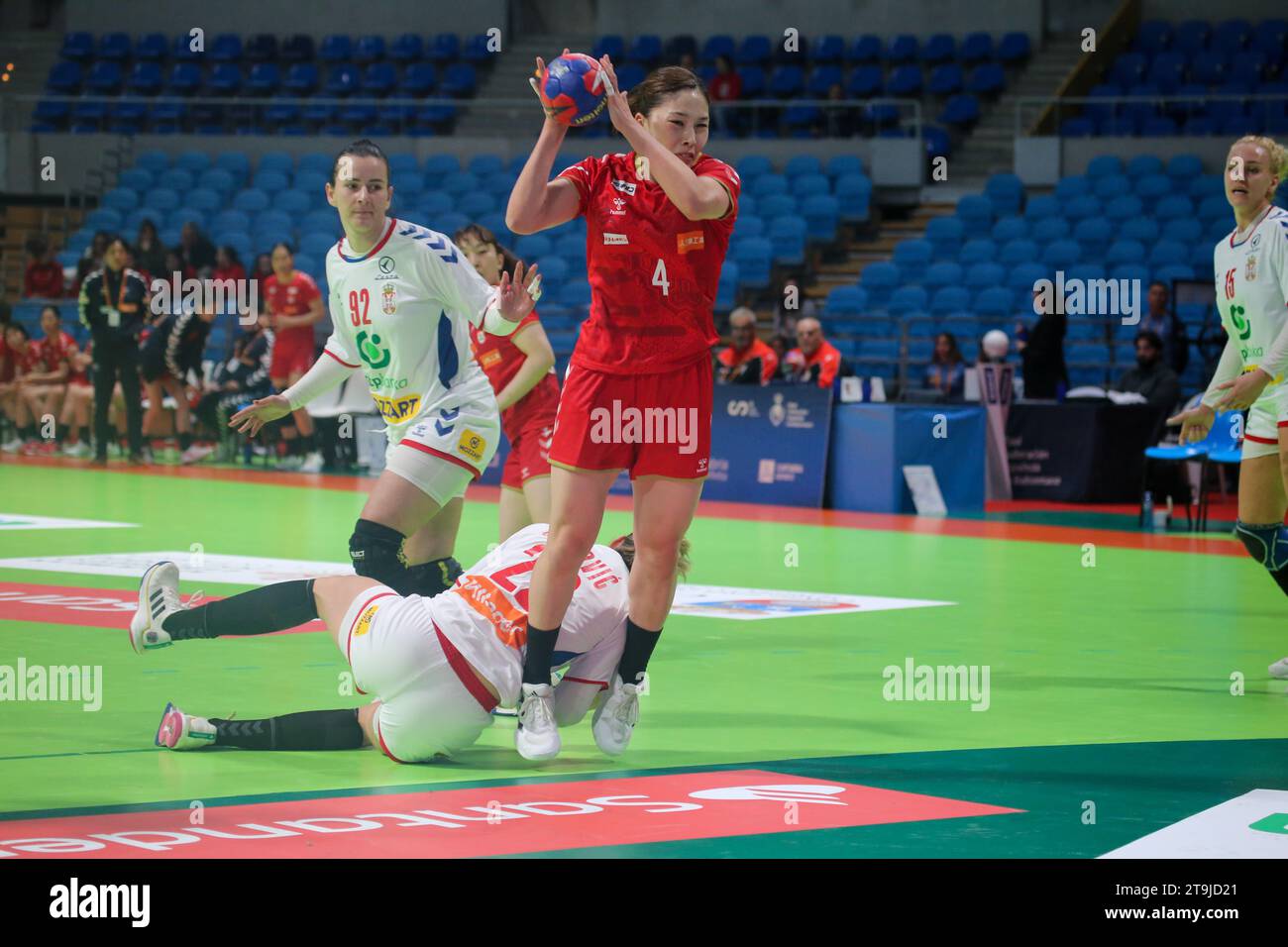 Santander, Kantabrien, Spanien. November 2023. Santander, Spanien, 25. November 2023: Die japanische Spielerin Miyako Hatsumi (4) schießt am 2. Spieltag des spanischen Frauen-Turniers 2023 zwischen Serbien und Japan am 25. November 2023 im Palacio de los Deportes in Santander, Spanien. (Kreditbild: © Alberto Brevers/Pacific Press via ZUMA Press Wire) NUR REDAKTIONELLE VERWENDUNG! Nicht für kommerzielle ZWECKE! Stockfoto