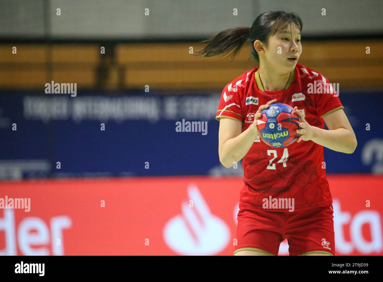 Santander, Kantabrien, Spanien. November 2023. Santander, Spanien, 25. November 2023: Japanische Spielerin Ayame Okada (24) mit dem Ball während des 2. Spieltages des Spanien-Frauen-Turniers 2023 zwischen Serbien und Japan am 25. November 2023 im Palacio de los Deportes in Santander, Spanien. (Kreditbild: © Alberto Brevers/Pacific Press via ZUMA Press Wire) NUR REDAKTIONELLE VERWENDUNG! Nicht für kommerzielle ZWECKE! Stockfoto