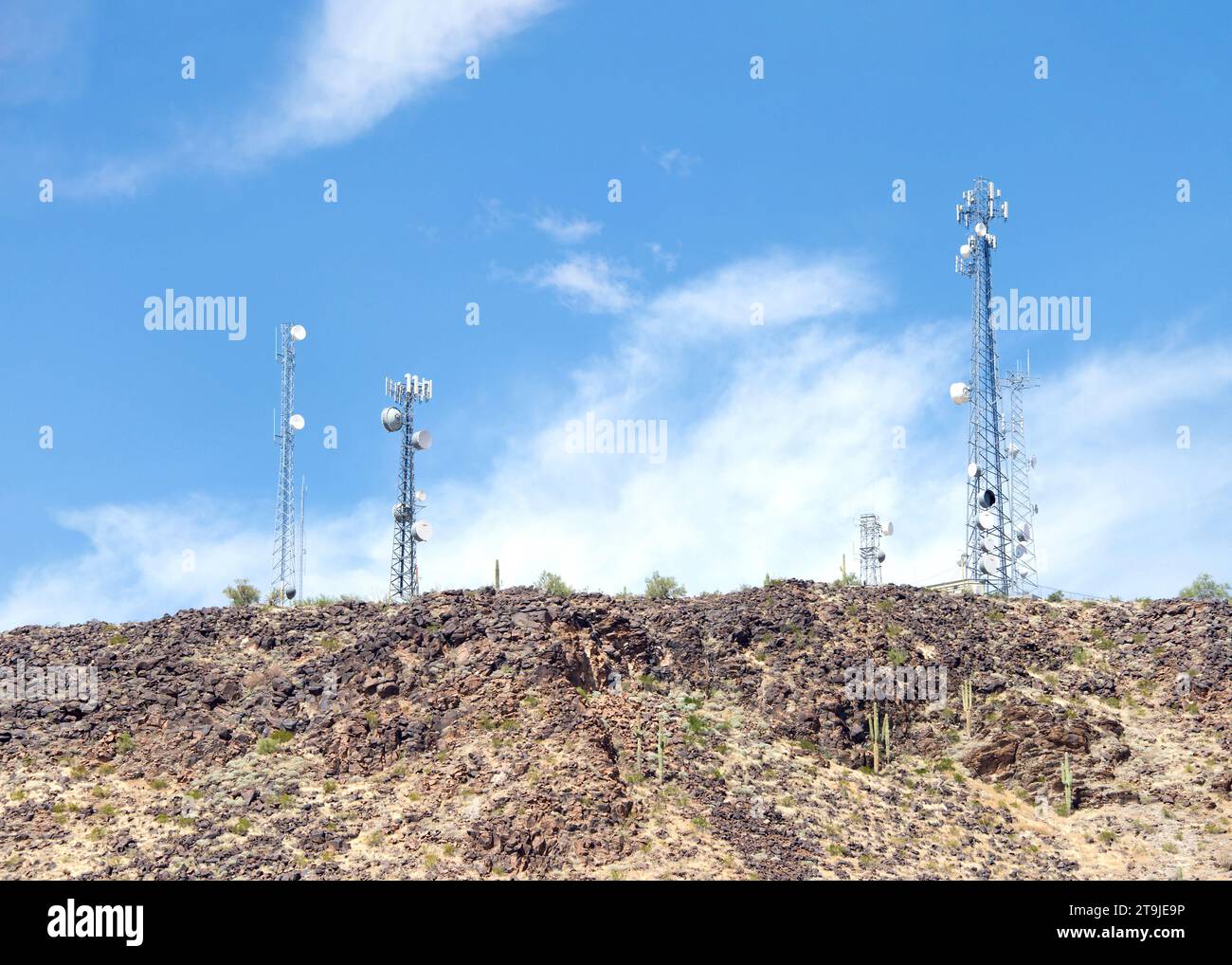 Desert Antenna Repeater Towers, Communications Towers. Blauer Himmel mit Wolken im Hintergrund. Stockfoto