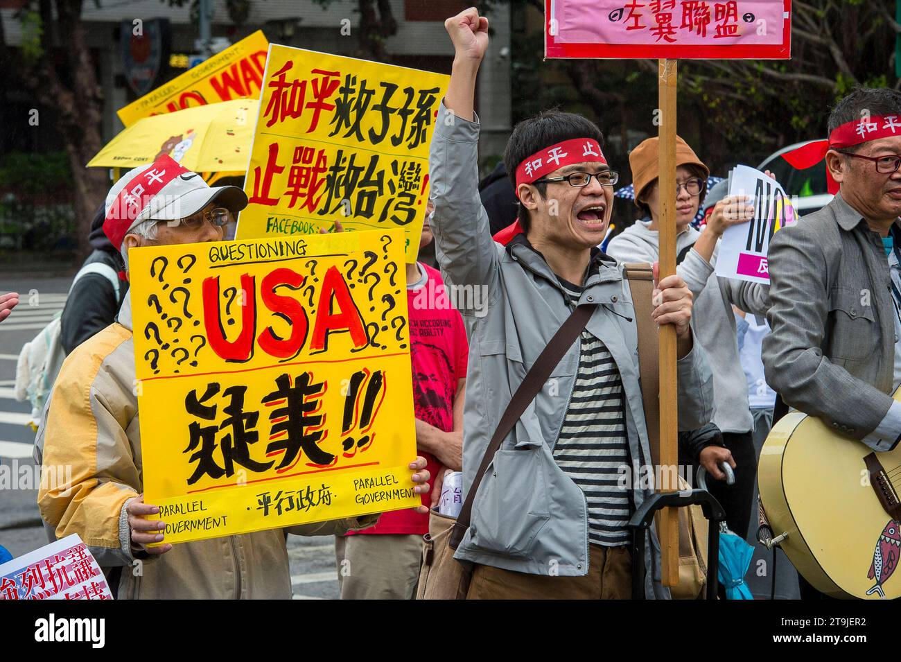 Demonstranten marschieren am 26./11/2023 entlang der Zhongshan South Road in der Nähe des Freiheitsplatzes, des Präsidentenamtes sowie des Außenministeriums in Taipei, Taiwan, und äußern sich gegen die Verlängerung der Wehrpflicht, die Profitgier im Krieg und die Wettrüstung und befürworten Friedensgespräche zwischen Taiwan und China. Der von der Friedens- und Antikriegsplattform, der Parallelregierung, der Linken Allianz und dem Hae Tide Think Tank organisierte Protest hebt die öffentliche Besorgnis über Taiwans geopolitische Haltung und die potenziellen Risiken einer Eskalation der Spannungen in der Straße von Taiwan hervor. Die Teilnehmer, Holdin Stockfoto