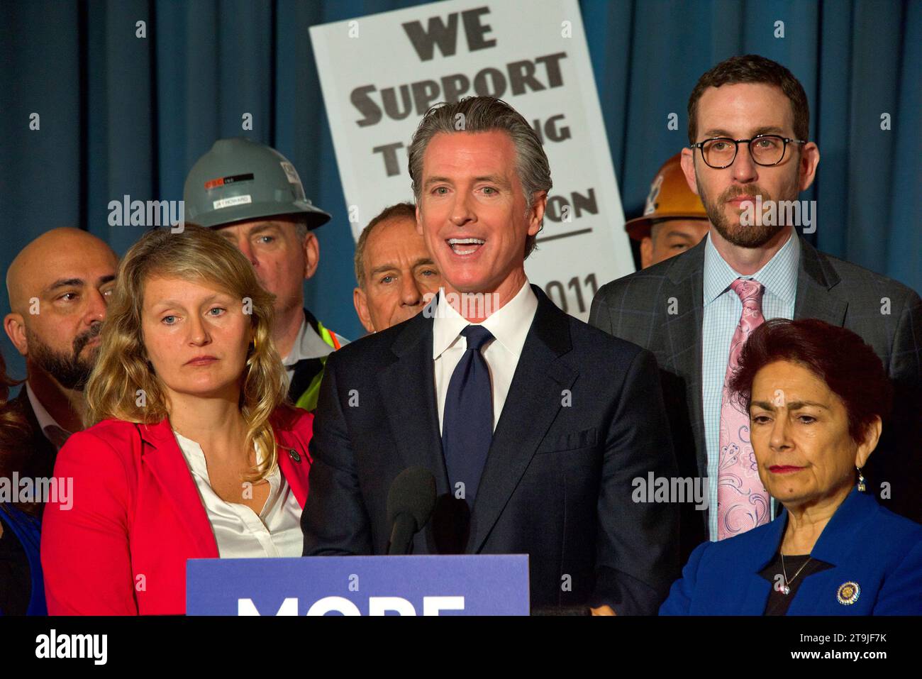 San Francisco, KALIFORNIEN - 28. September 2022: Gouverneur von Kalifornien Gavin Newsom beantwortet Fragen nach der Unterzeichnung der Gesetzgebung zur Straffung der Wohnungsgenehmigung p Stockfoto