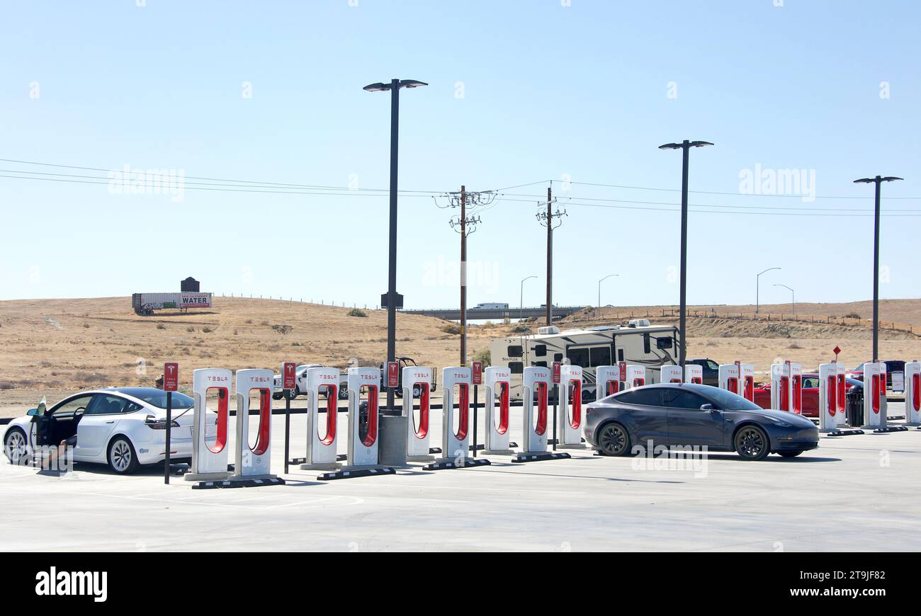 Kettleman City, KALIFORNIEN - 7. Oktober 2022: Tesla Supercharger Station mit 40 Ladestationen, alle mit Solarstrom. Kompressorstationen erlauben Tesla-Autos Stockfoto