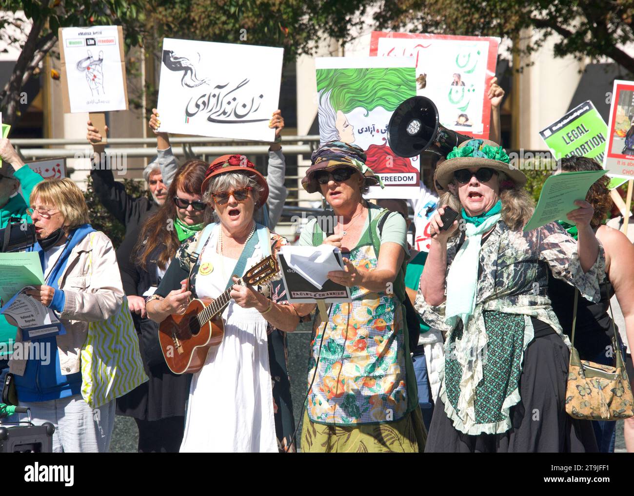 San Francisco, KALIFORNIEN - 8. Oktober 2022: Razing Grannies singen bei Rise Up for Abtreibung Bay Area organisierte die Rallye Women's Reproduktive Rights Rally am Union Square Stockfoto