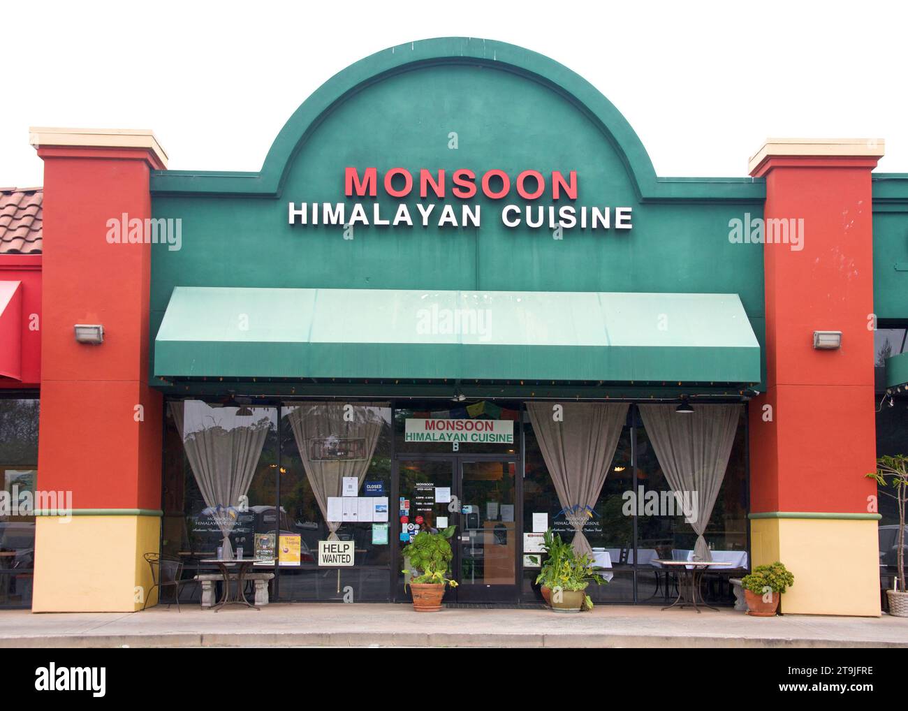 Half Moon Bay, 15. Oktober 2022: Monsun, Himalaya Cuisine Restaurant, traditionelle nepalesische Küche, geschlossen für das Half Moon Bay Pumpkin Festi Stockfoto