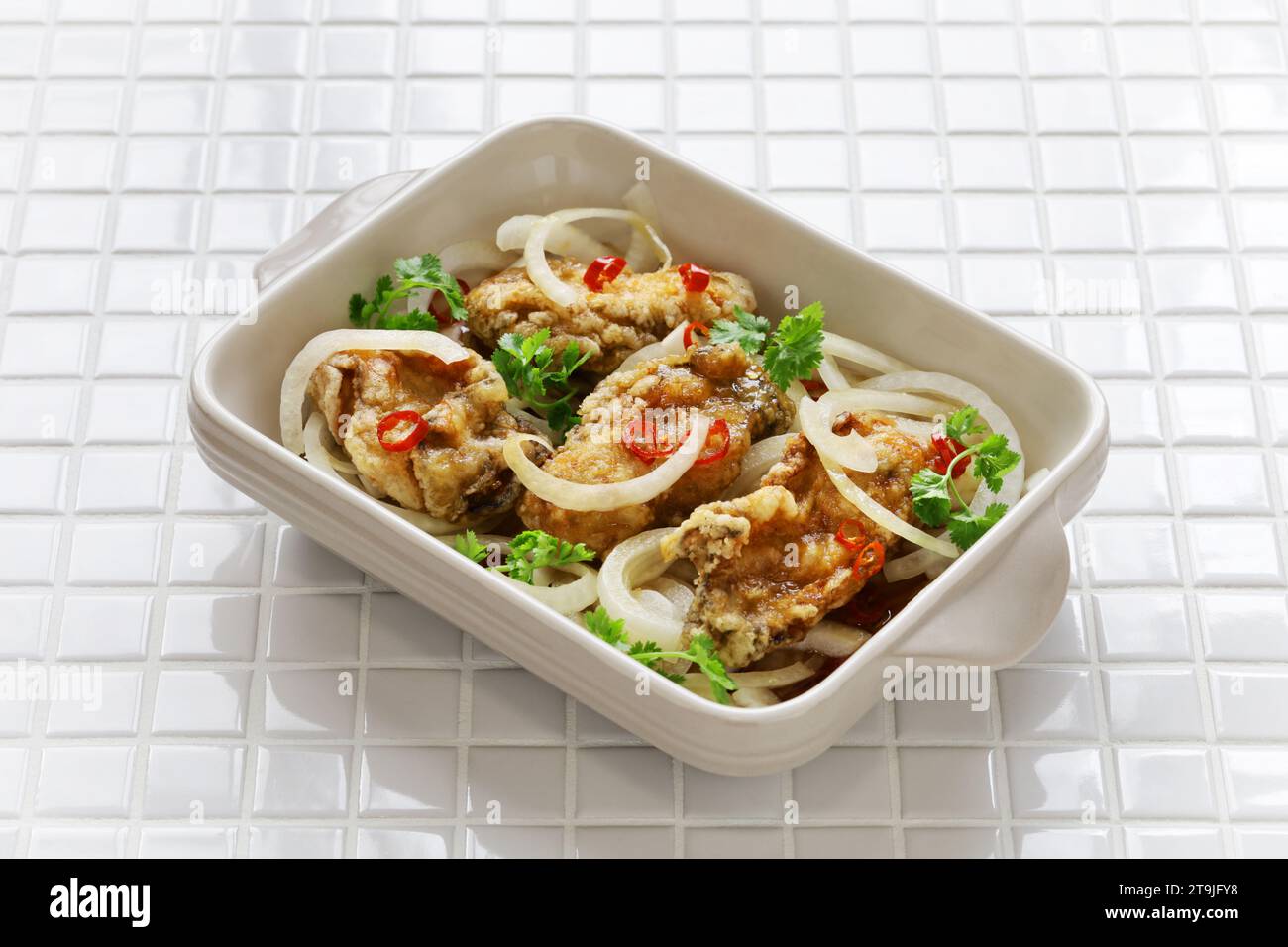 Oyster Esccabeche, gebratene und mit Essigsauce marinierte Austern. Stockfoto