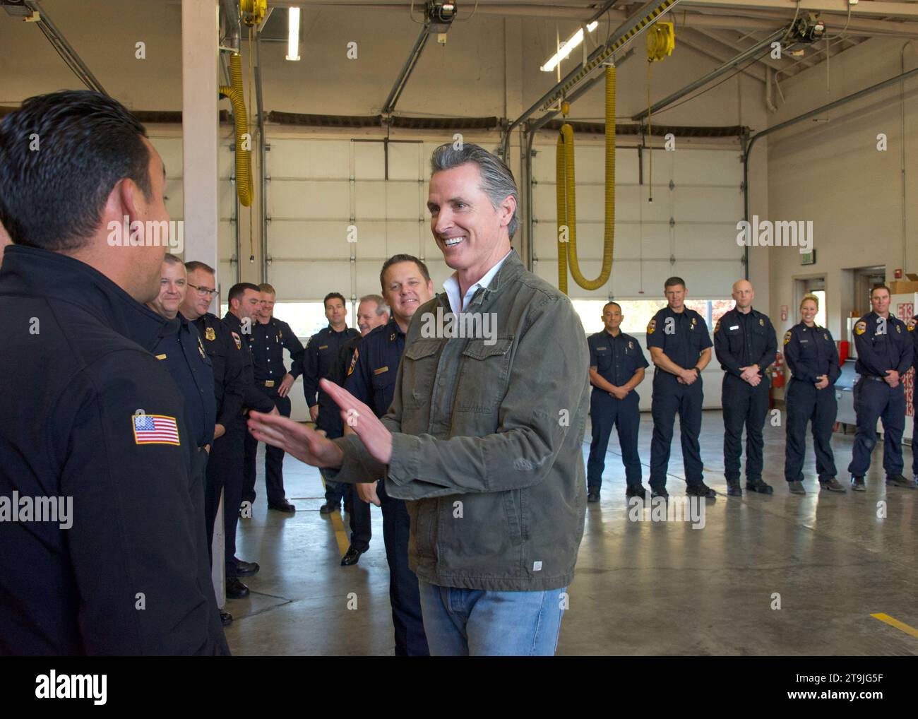 Napa, KALIFORNIEN - 17. November 2022: Gouverneur Gavin Newsom dankt den Feuerwehrleuten vor seiner Rede auf einer Pressekonferenz, um die Investitionen in die Waldbrände und die Forschung hervorzuheben Stockfoto