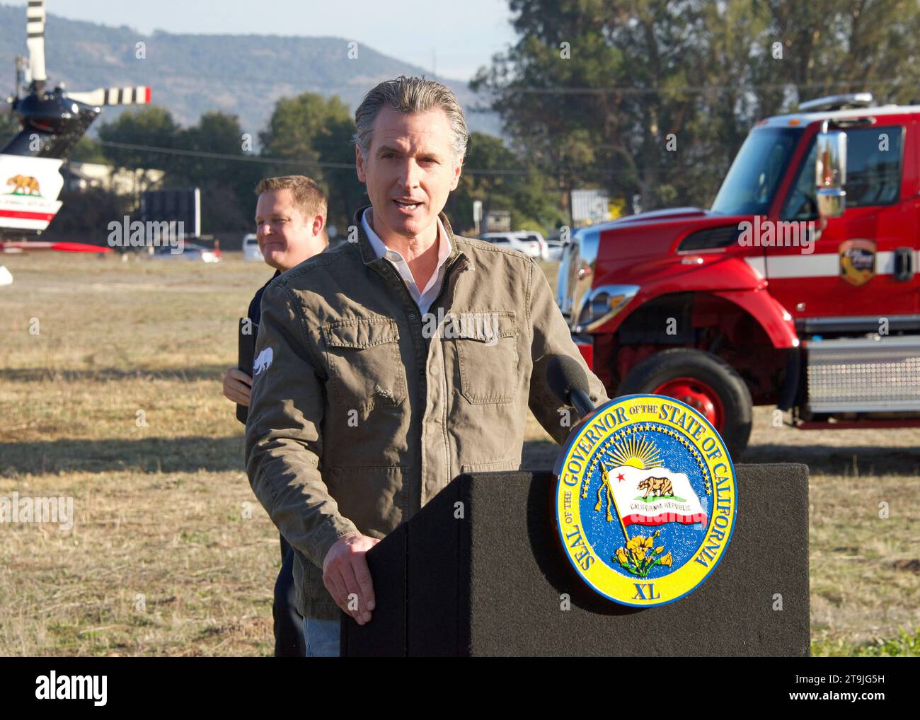 Napa, KALIFORNIEN - 17. November 2022: Gouverneur Gavin Newsom spricht auf einer Pressekonferenz, um Investitionen in Waldbrände und saisonale Bedingungen in Kalifornien zu beleuchten. Stockfoto