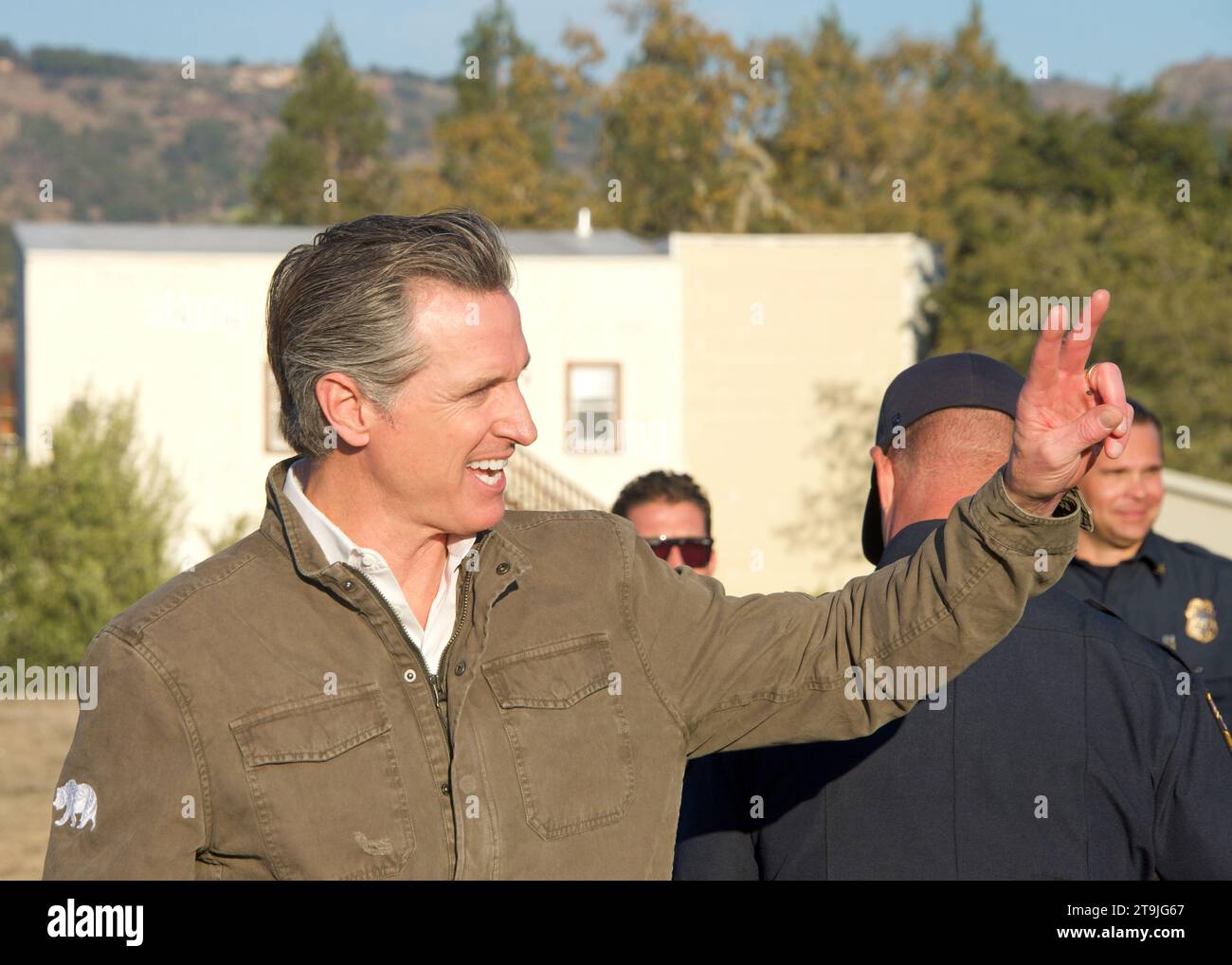 Napa, KALIFORNIEN - 17. November 2022: Gouverneur Gavin Newsom dankt den Feuerwehrleuten nach einer Rede auf einer Pressekonferenz, um die Investitionen in die Waldbrände und die Saison hervorzuheben Stockfoto