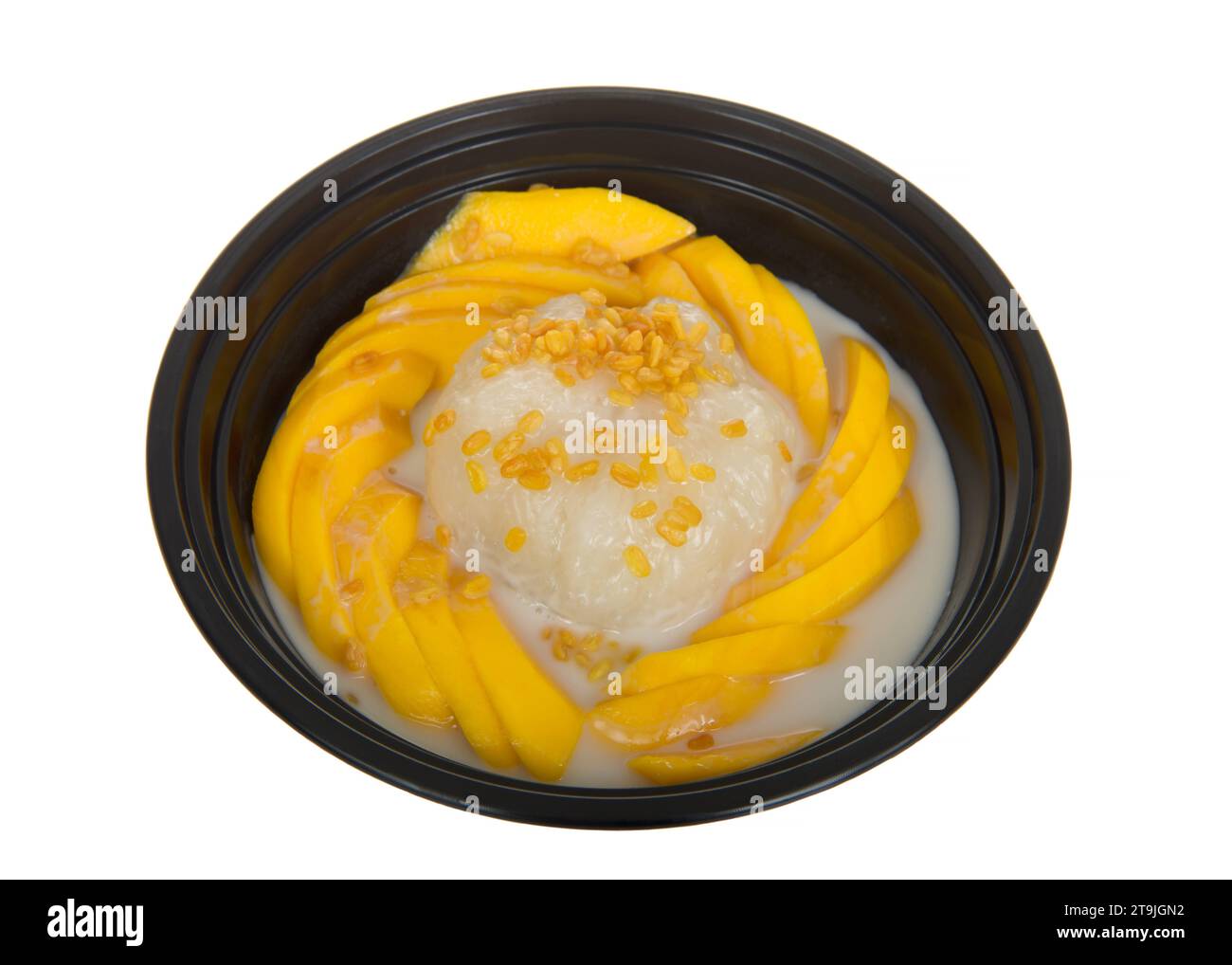 Mango-Kleberreis, ein traditionelles südasiatisches Dessert aus klebrigem Reis, frischer Mango und Kokosmilch, garniert mit knusprigen gelben Mungbohnen. In A Stockfoto