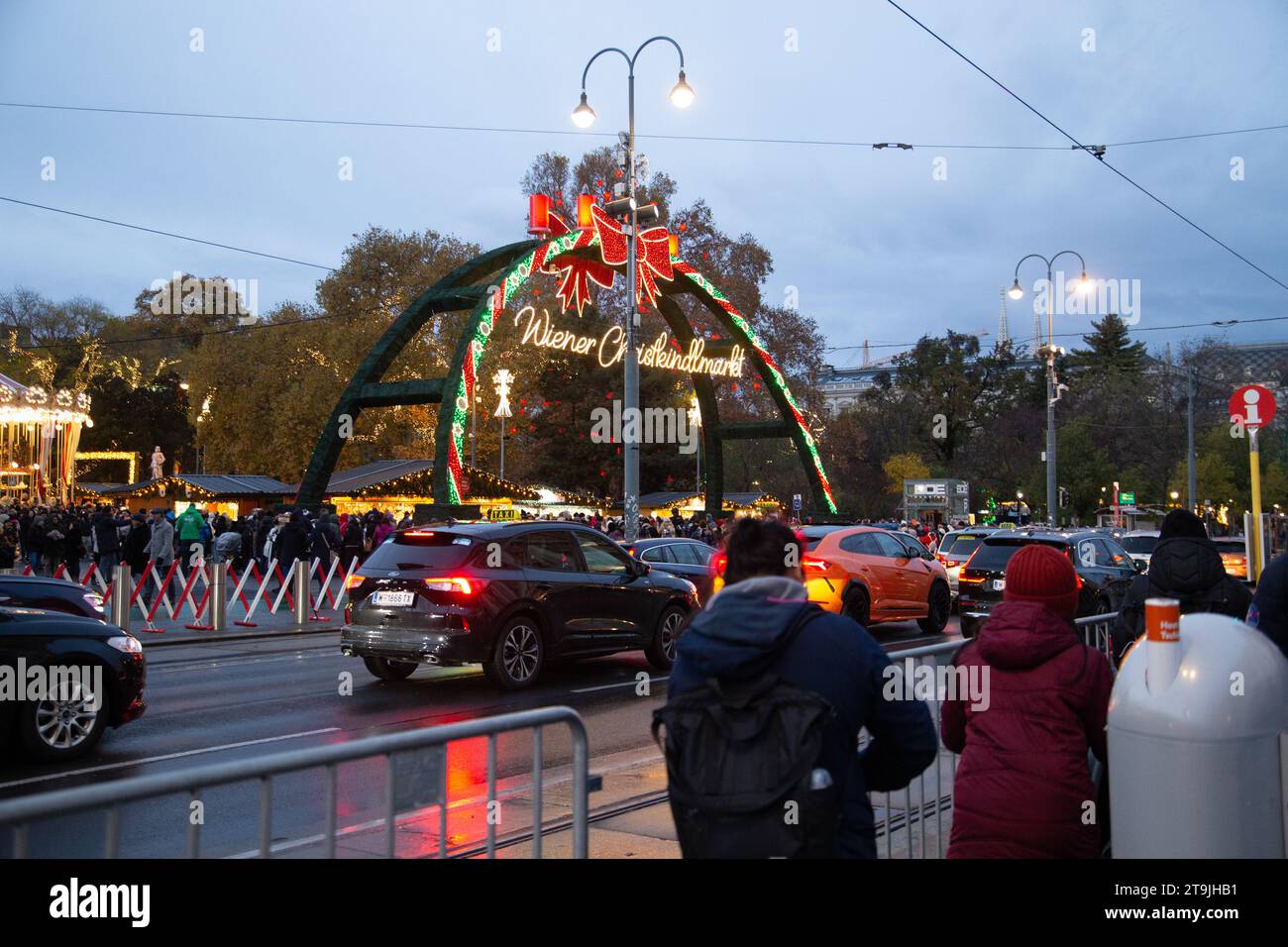 Eintritt zum lebhaften Weihnachtsmarkt (Wiener Christkindlmarkt) in der Winternacht in Rathause, Wien, Österreich Stockfoto