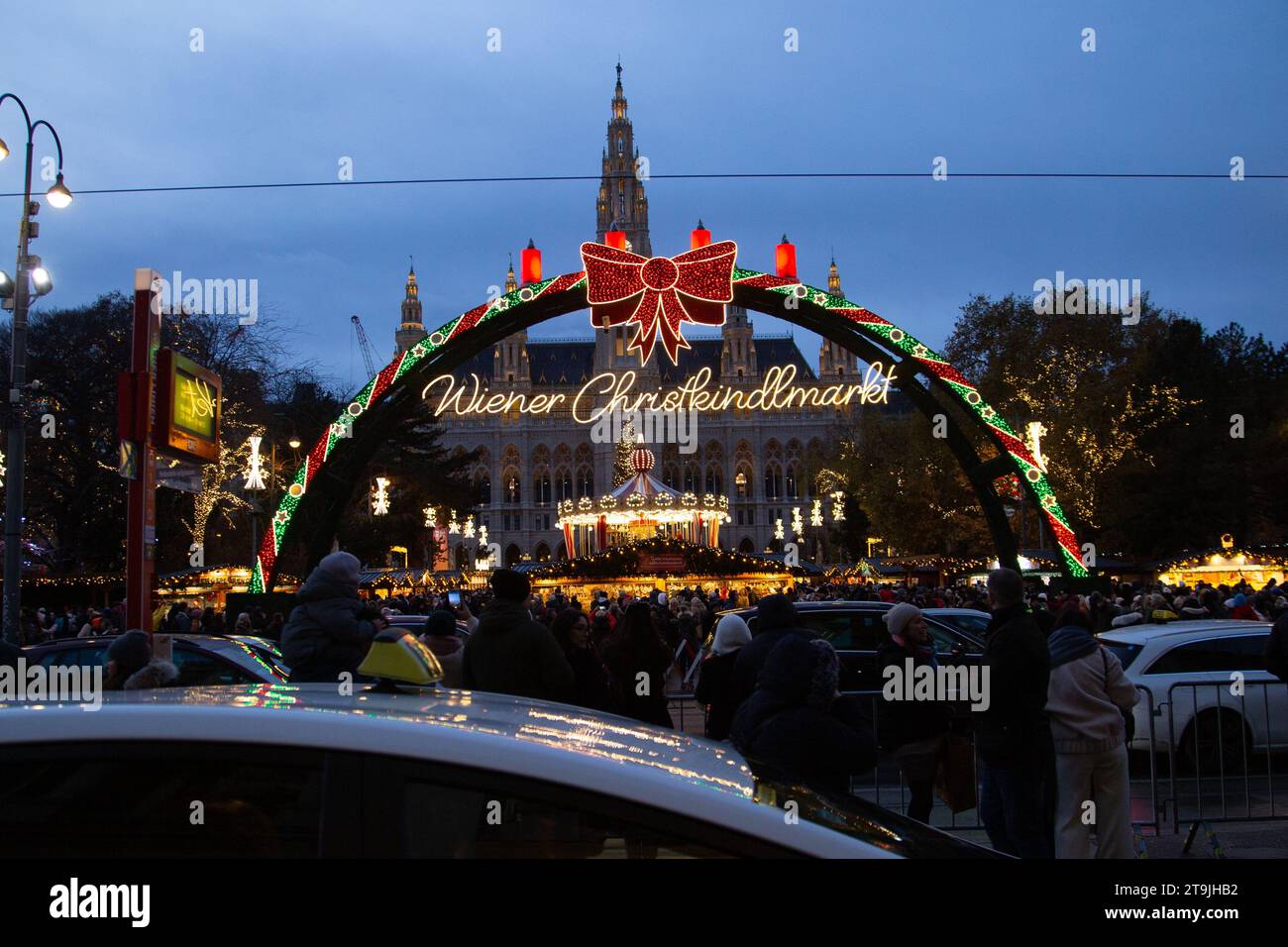 Eintritt zum lebhaften Weihnachtsmarkt (Wiener Christkindlmarkt) in der Winternacht in Rathause, Wien, Österreich Stockfoto
