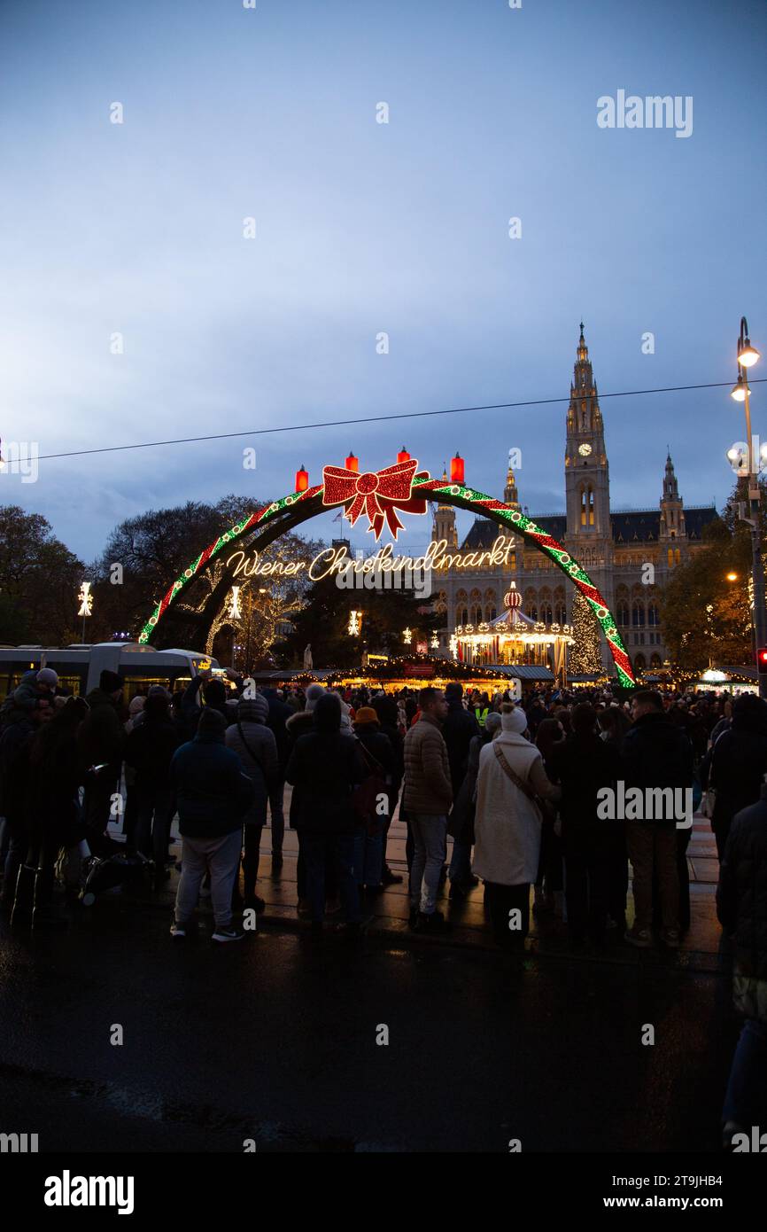Eintritt zum lebhaften Weihnachtsmarkt (Wiener Christkindlmarkt) in der Winternacht in Rathause, Wien, Österreich Stockfoto