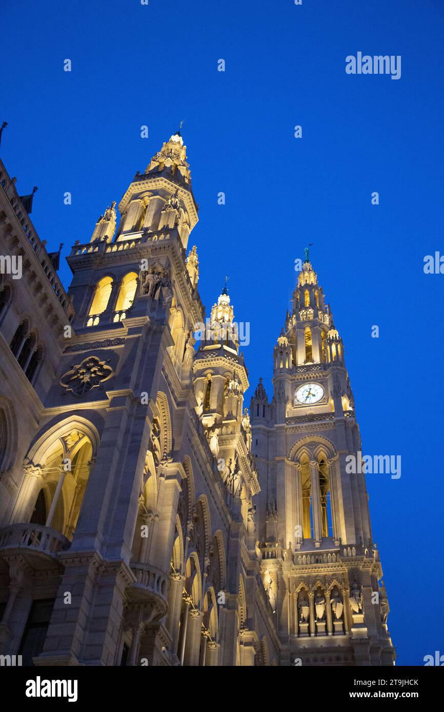 Das Rathause ist mit goldenen Nachtlichtern dekoriert, dessen Vorhof im Winter nachts als Wiener Christkindlmarkt genutzt wird Stockfoto