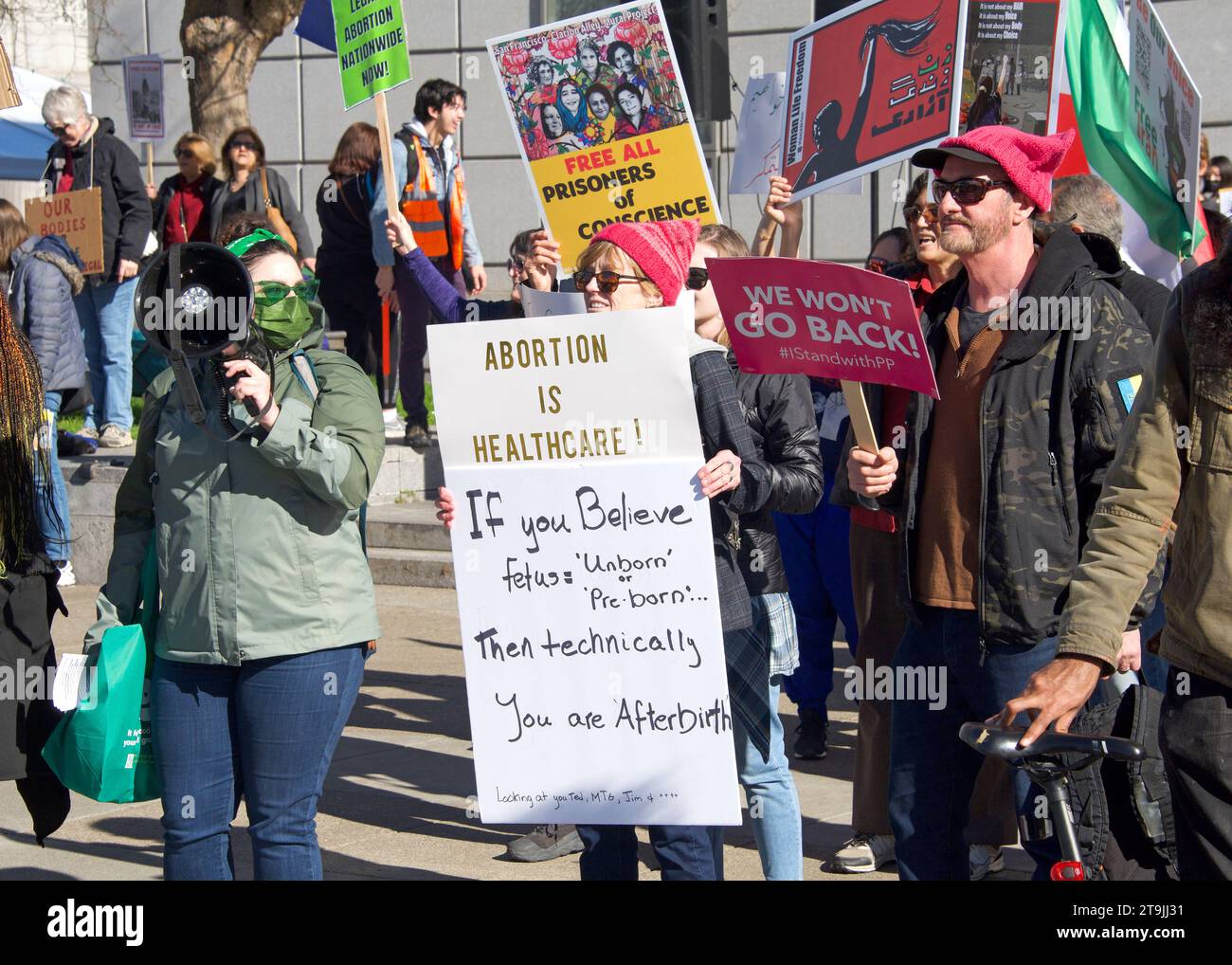 San Francisco, KALIFORNIEN - 21. Januar 2023: Nicht identifizierte Pro-Choice-Gegenprotestierende beim jährlichen Marsch for Life, die pro-Choice-Schilder und Banner auf der Vorderseite halten Stockfoto