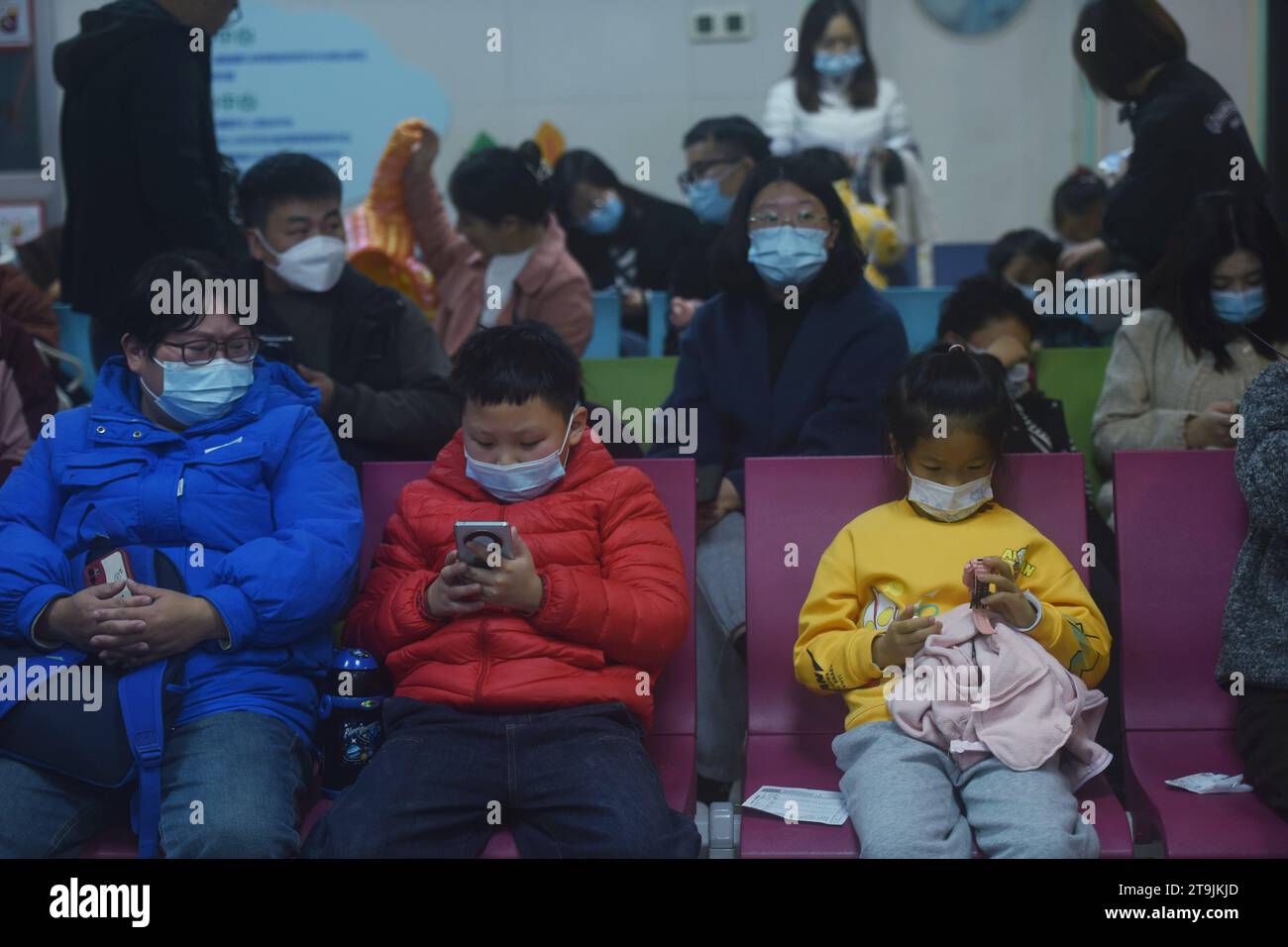 HANGZHOU, CHINA - 26. NOVEMBER 2023 - Eine Krankenschwester bereitet eine Infusion für ein Kind im Infusionsbereich des ersten Volkskrankenhauses Hangzhou in Hangzhou, Z, vor Stockfoto