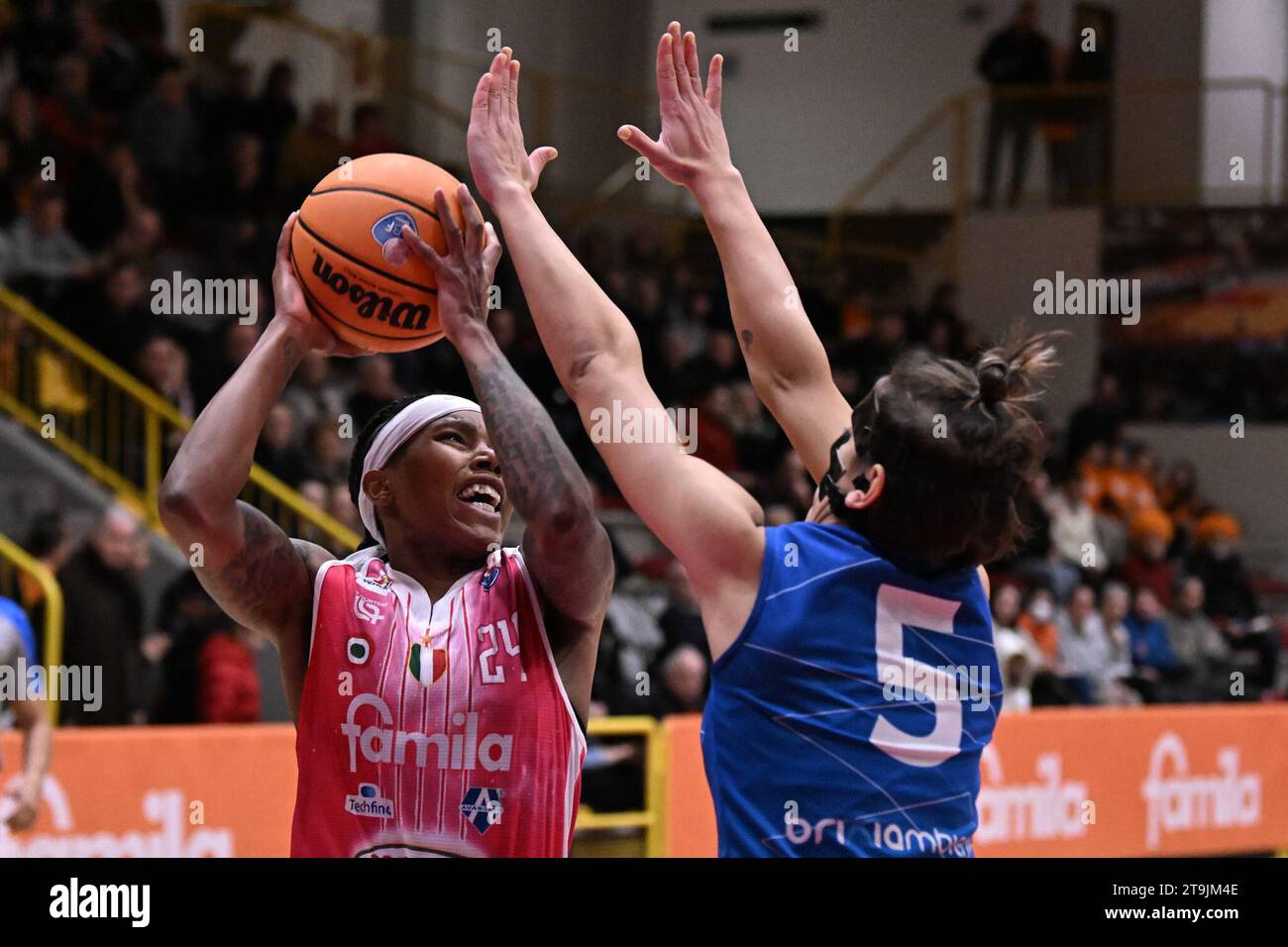 Robyn Parks ( Famila Wuber Schio ) vereitelt von Arianna Landi ( RMB Brixia Basket ) während Famila Wuber Schio vs RMB Brixia Basket, Italian Basketball Serie A1 Women Match in Schio (VI), Italien, 25. November 2023 Credit: Independent Photo Agency Srl/Alamy Live News Stockfoto