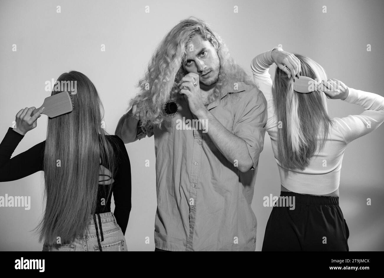 Gruppen von jungen Menschen mit gesunden langen und lockigen Haaren mit Pinsel. Frisur und Schönheitsbehandlung. Haarfärbekonzept. Stockfoto