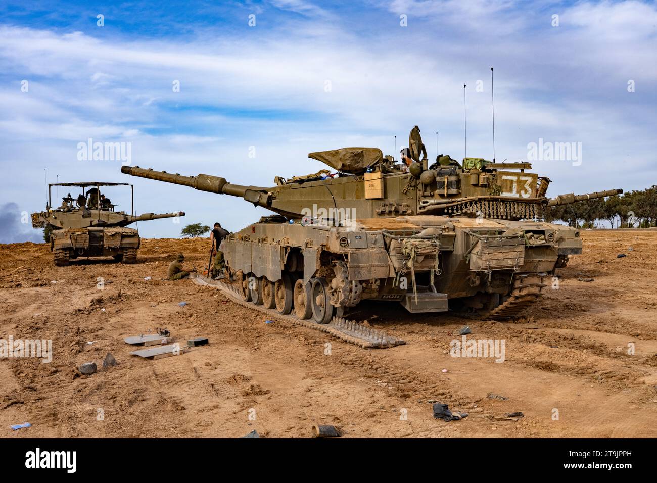 Am 23. November 2033 parkten israelische bewaffnete Truppen am Stadtrand des Gazastreifens und bereiteten sich vor, einzumarschieren, um die entführten Zivilisten freizulassen Stockfoto