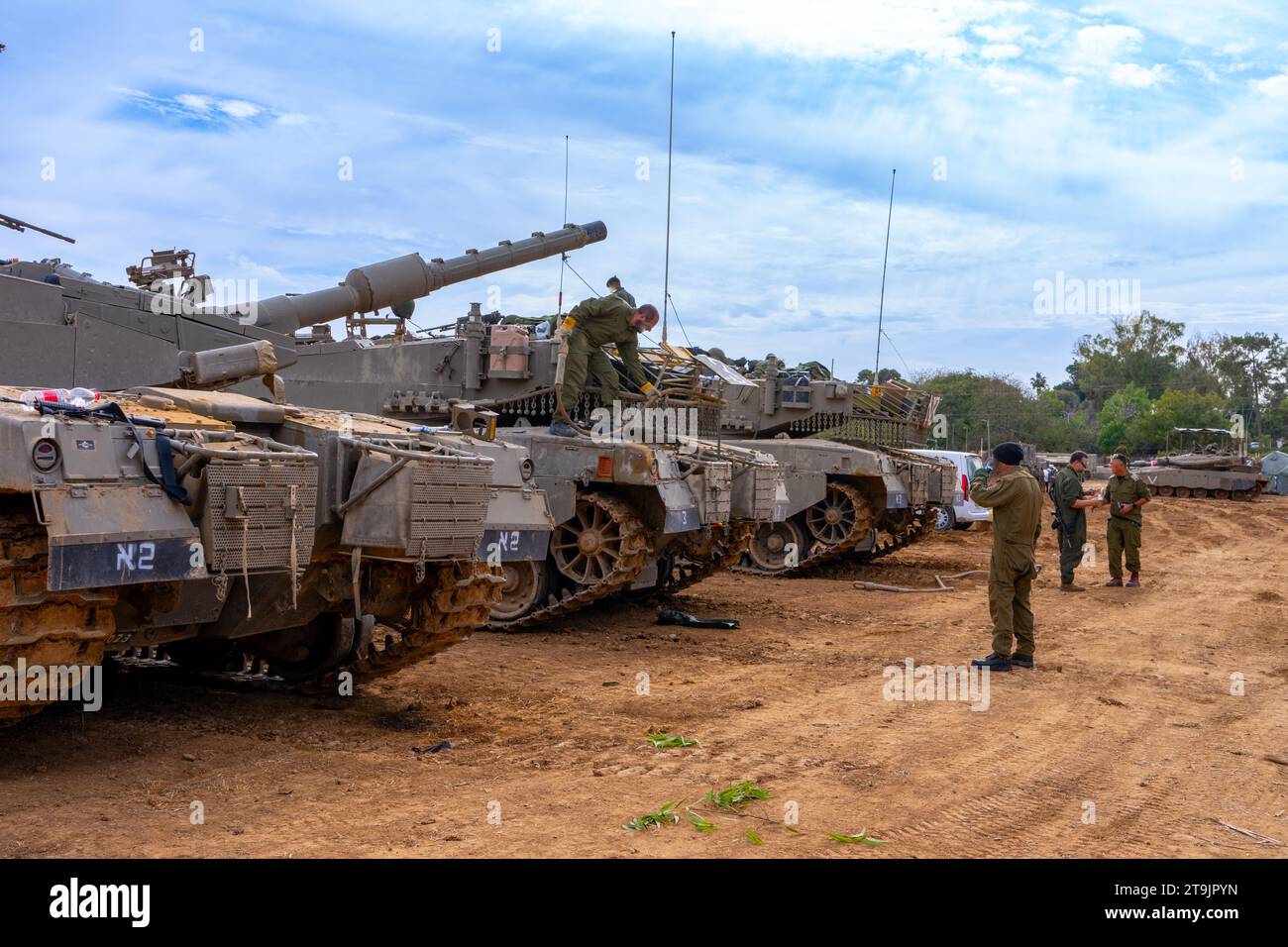 Am 23. November 2033 parkten israelische bewaffnete Truppen am Stadtrand des Gazastreifens und bereiteten sich vor, einzumarschieren, um die entführten Zivilisten freizulassen Stockfoto