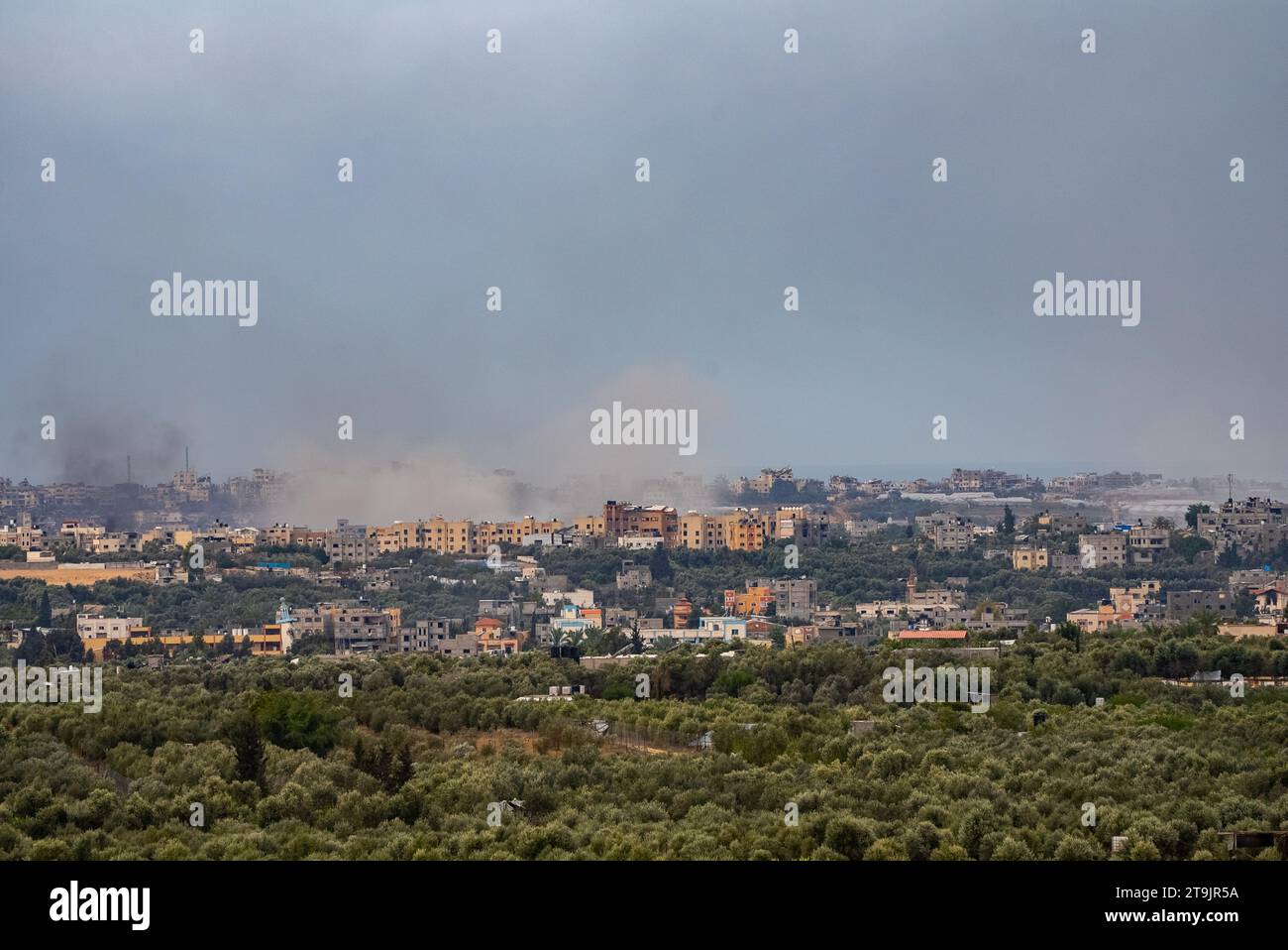 23. November 2023 Rauch steigt aus Gaza auf, als israelische Truppen in die Stadt und das Al-Shifa Krankenhaus vordringen, um Druck auf den Hamas-Führer auszuüben Stockfoto