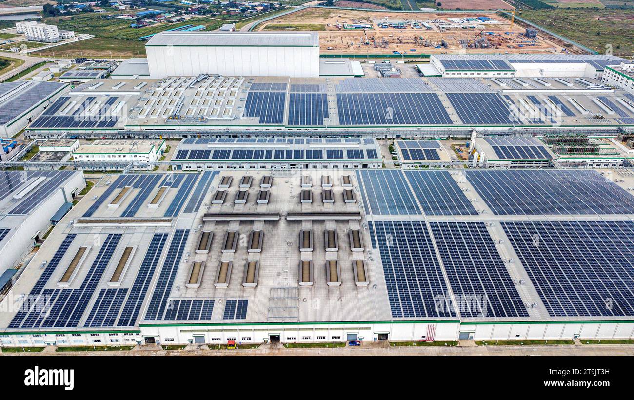 (231126) -- CHONBURI, 26. November 2023 (Xinhua) -- dieses Luftbild vom 7. November 2023 zeigt das Sonnendach einer Reifenfabrik in der Provinz Chonburi, Thailand. Das chinesische Unternehmen Prinx Chengshan Tire und WHA Utilities and Power (WHAUP) aus Thailand bauen gemeinsam ein Solardach für eine Reifenfabrik in der Provinz Chonburi. Die erste Phase des Projekts nahm Ende November 2022 mit einer installierten Kapazität von 19,44 MW ihren Betrieb auf. Die zweite Phase des Projekts wird voraussichtlich 2024 abgeschlossen sein, bis zu dem die installierte Gesamtkapazität 24,24 MW erreichen wird, wodurch 30 MW verringert werden können. Stockfoto