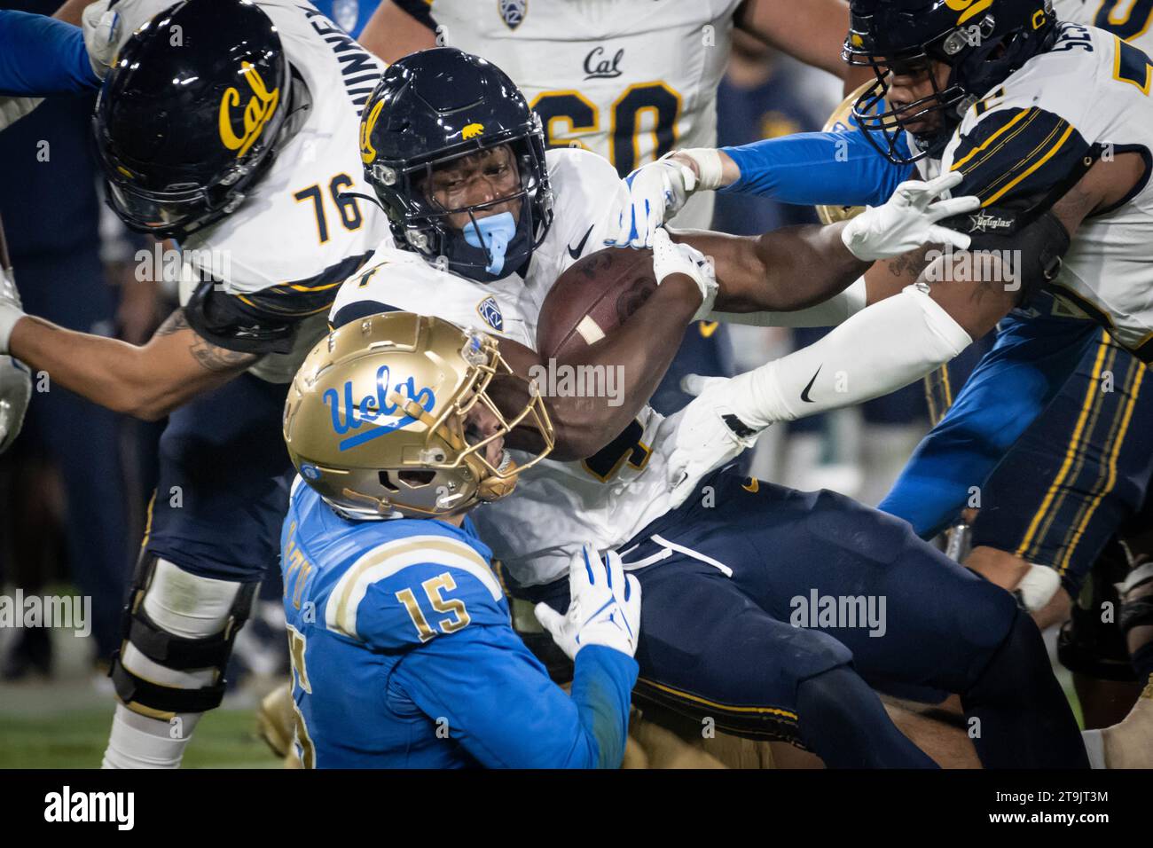 California Golden Bears Running Back Jaydn Ott (1) führt den Ball während eines NCAA Football-Spiels gegen die UCLA Bruins aus. CAL besiegt die Bruins 33-7 am Samstag, 25. November 2023, in Pasadena, Kalifornien (Ed Ruvalcaba/Image of Sport) Stockfoto