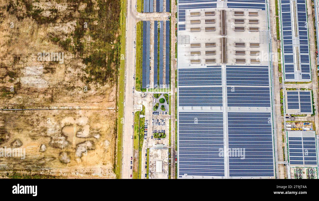 (231126) -- CHONBURI, 26. November 2023 (Xinhua) -- dieses Luftbild vom 7. November 2023 zeigt das Sonnendach einer Reifenfabrik in der Provinz Chonburi, Thailand. Das chinesische Unternehmen Prinx Chengshan Tire und WHA Utilities and Power (WHAUP) aus Thailand bauen gemeinsam ein Solardach für die Reifenfabrik in der Provinz Chonburi. Die erste Phase des Projekts nahm Ende November 2022 mit einer installierten Kapazität von 19,44 MW ihren Betrieb auf. Die zweite Phase des Projekts wird voraussichtlich 2024 abgeschlossen sein, bis zu dem die installierte Gesamtkapazität 24,24 MW erreichen wird, wodurch eine Verringerung möglich ist 3 Stockfoto