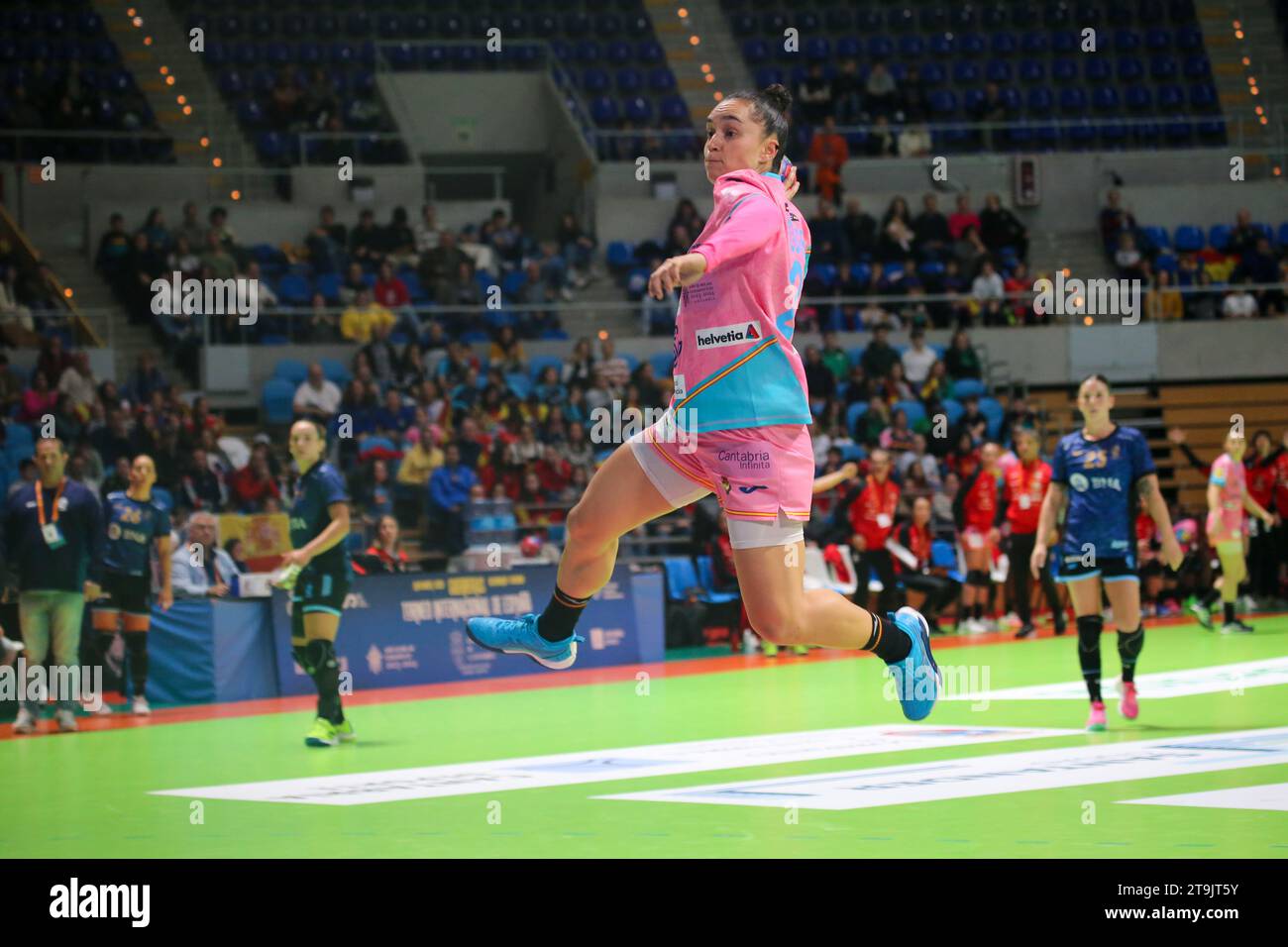 Santander, Kantabrien, Spanien. November 2023. Santander, Spanien, 25. November 2023: Die spanische Spielerin Amaia Gonzalez de Garibay (20) schießt am 2. Spieltag des Internationalen Turniers der spanischen Frauen 2023 zwischen Spanien und Argentinien am 25. November 2023 im Palacio de los Deportes de Santander in Santander, Spanien. (Kreditbild: © Alberto Brevers/Pacific Press via ZUMA Press Wire) NUR REDAKTIONELLE VERWENDUNG! Nicht für kommerzielle ZWECKE! Stockfoto