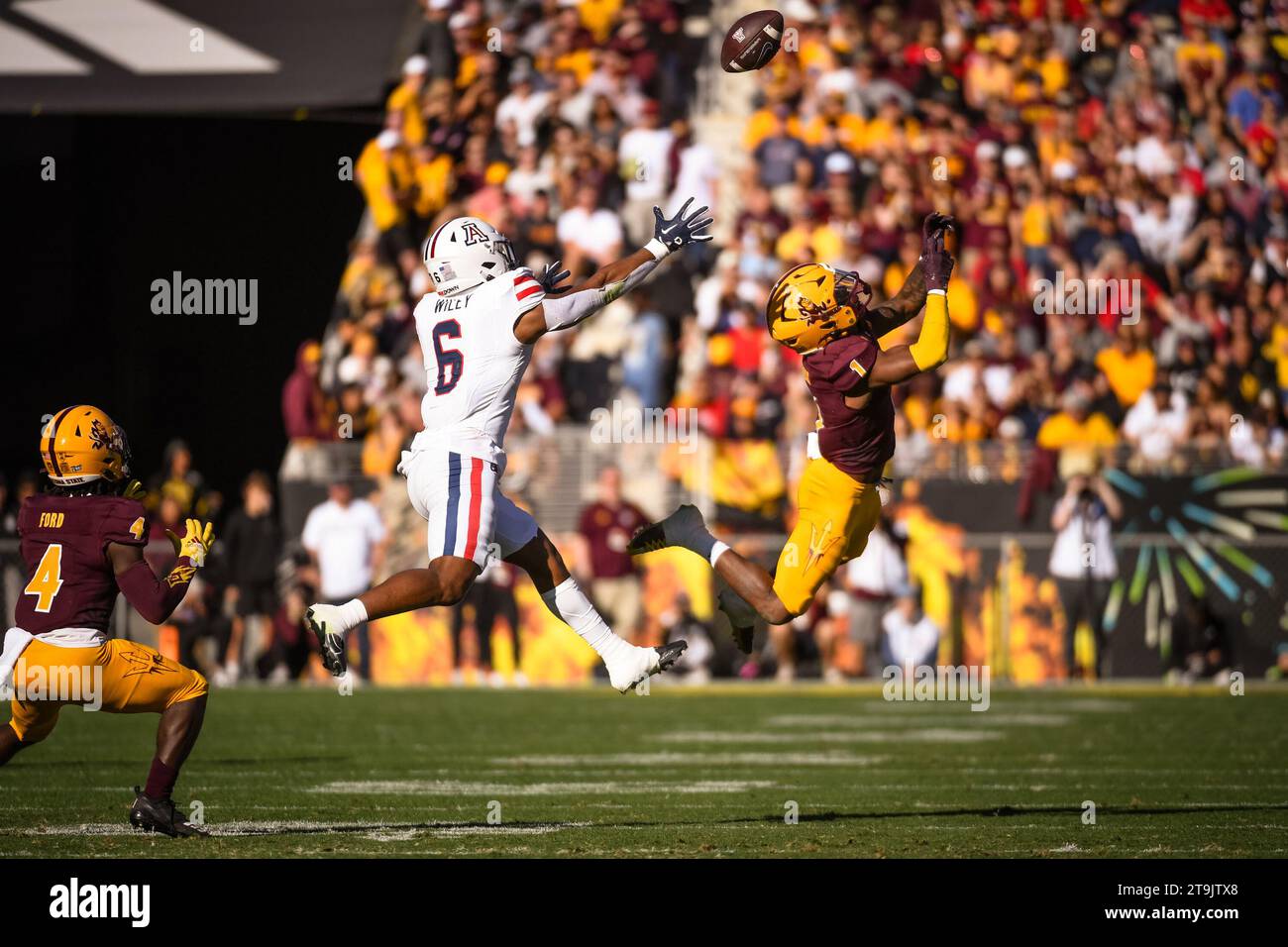 Arizona Wildcats Running Back Michael Wiley (6) versucht im zweiten Quartal eines NCAA College Football Spiels gegen die Arizona State Sun Devils in Tempe, Arizona, am Samstag, den 25. November 2023, einen Pass zu bekommen. Arizona besiegte Arizona State 59-23 (Thomas Fernandez / Image of Sport). Stockfoto