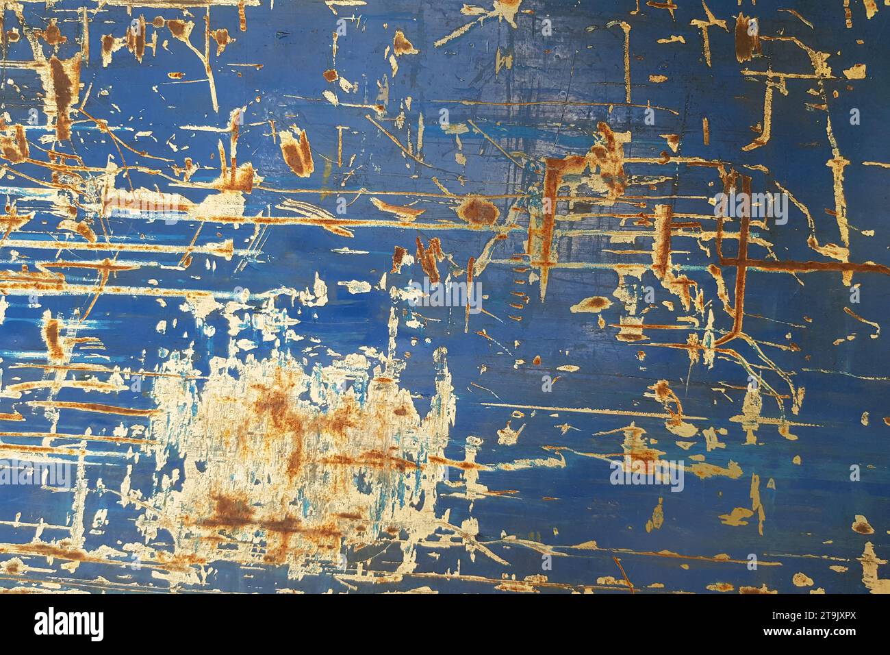 Blaues Grunge-Eisen mit orangefarbenem Kratzer, alter Wandhintergrund Stockfoto