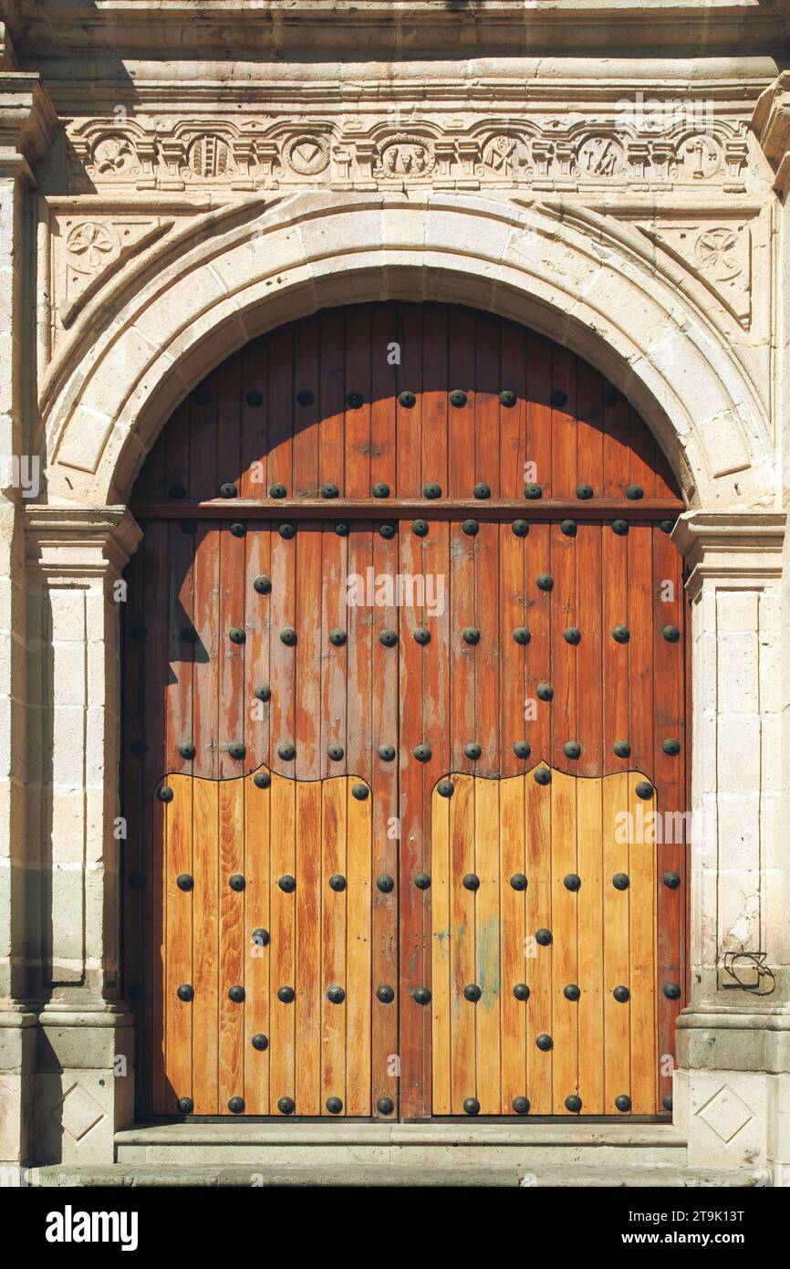 Große bogenförmige Holztür der Kirche in Oaxaca - Mexiko Stockfoto