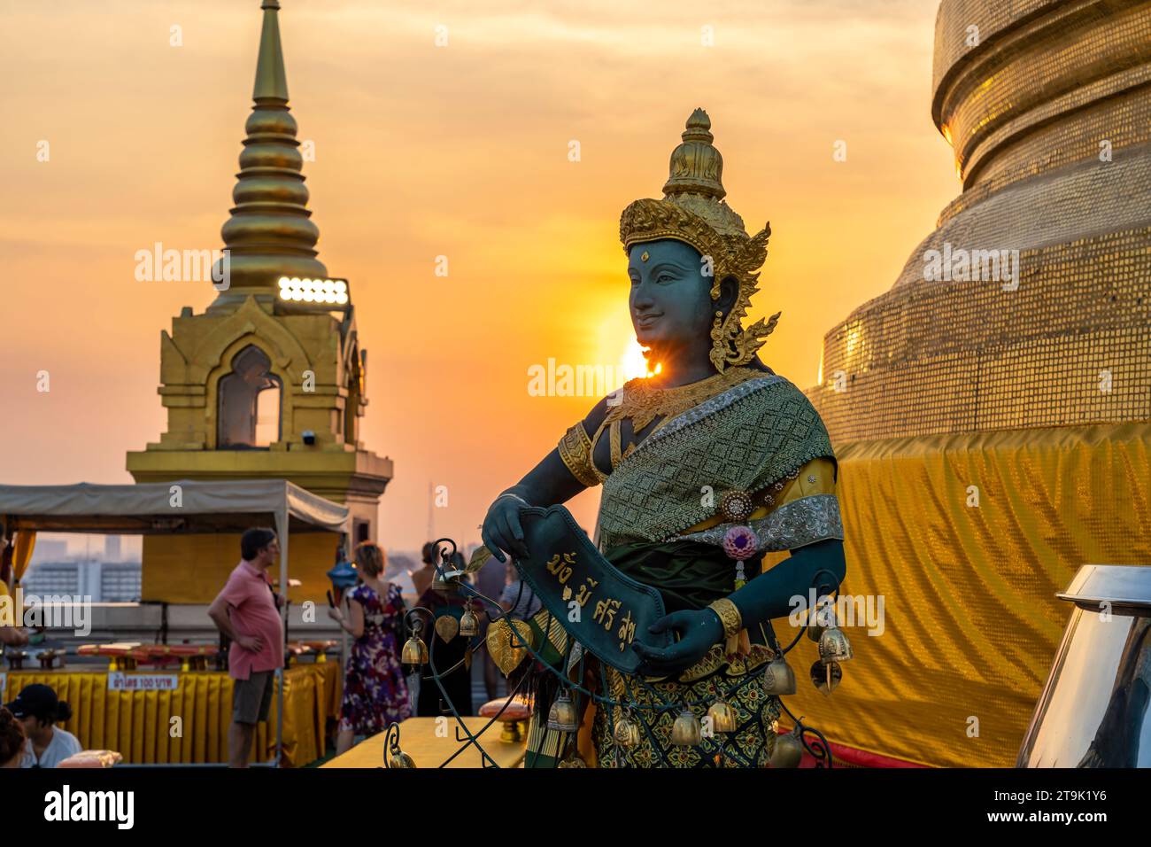 Sonnenuntergang an der Tempelanlage Wat Saket oder Tempel des Goldenen Berges, Golden Mount Temple, Bangkok, Thailand, Asien | Sonnenuntergang im Buddhi Stockfoto