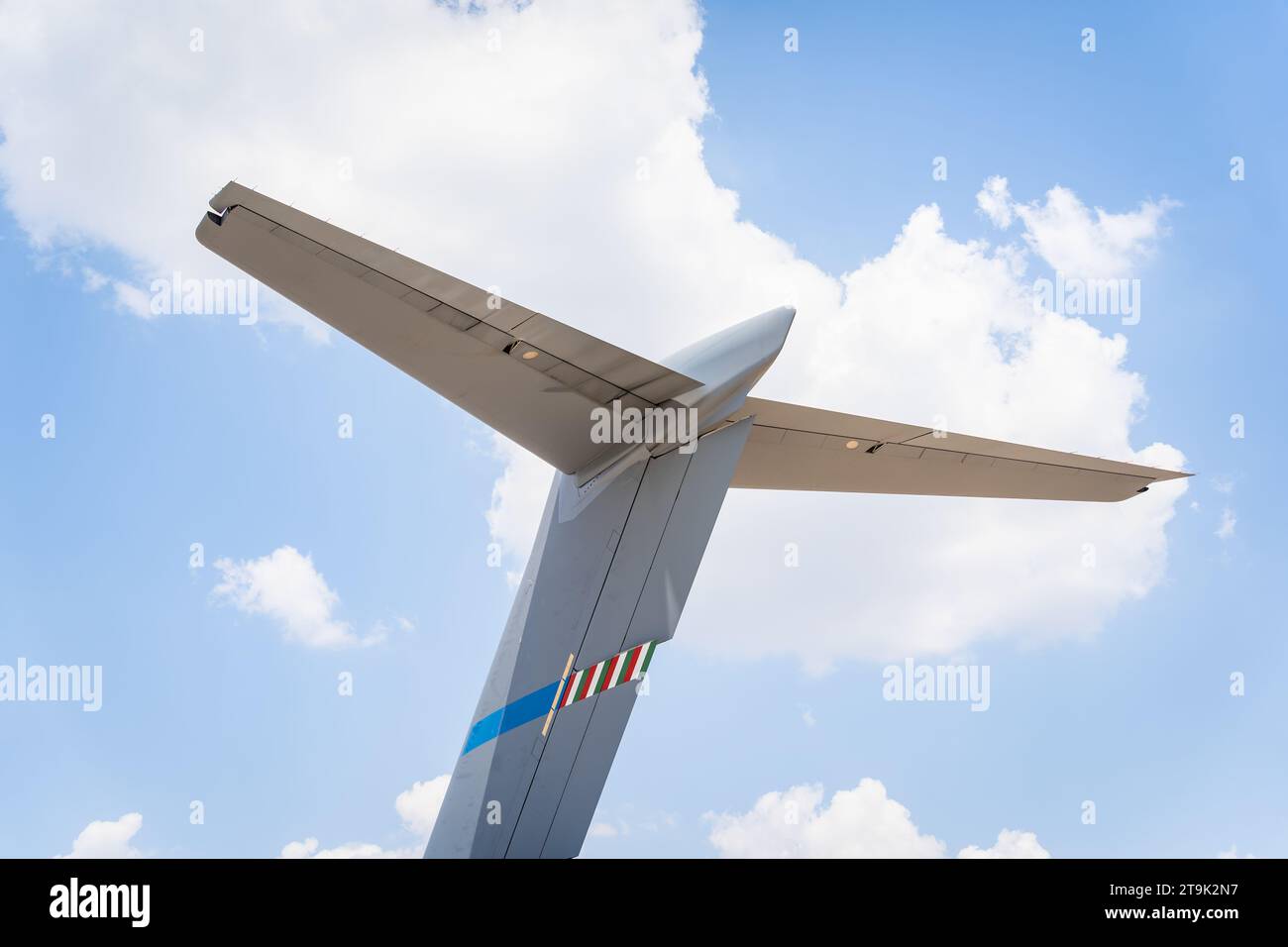 Detailaufnahmen mit den Stabilisatoren, Rudern, Rudern und Aufzügen eines Flugzeugs Stockfoto