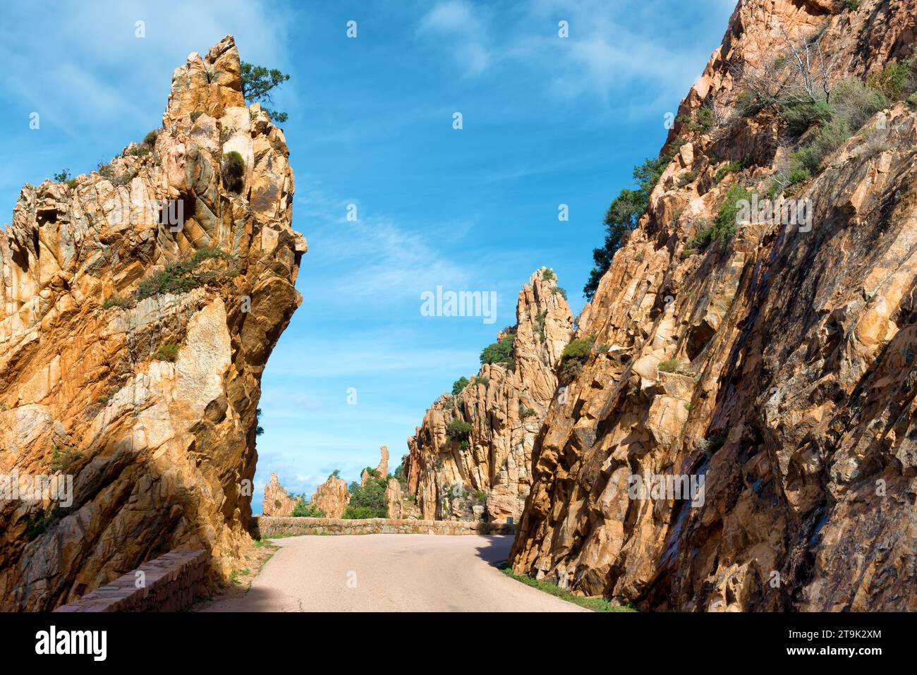 Die gewundenen Straßen, die die herrlichen Bäche von Piana überqueren, die zum UNESCO-Weltkulturerbe in Korsika, Frankreich, gehören. Stockfoto