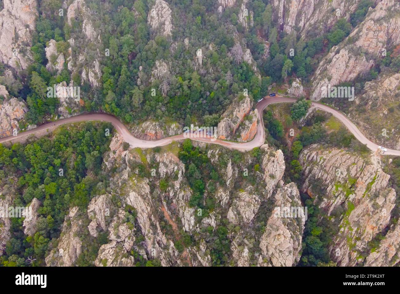 Die gewundenen Straßen, die die herrlichen Bäche von Piana überqueren, die zum UNESCO-Weltkulturerbe in Korsika, Frankreich, gehören. Stockfoto