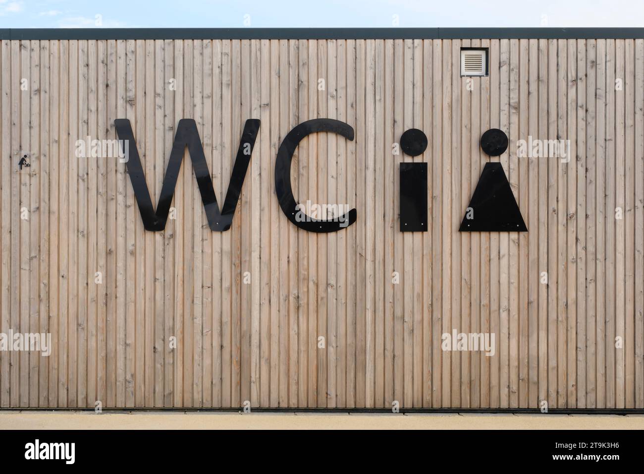 Abfallbehälter am Strand Stockfoto