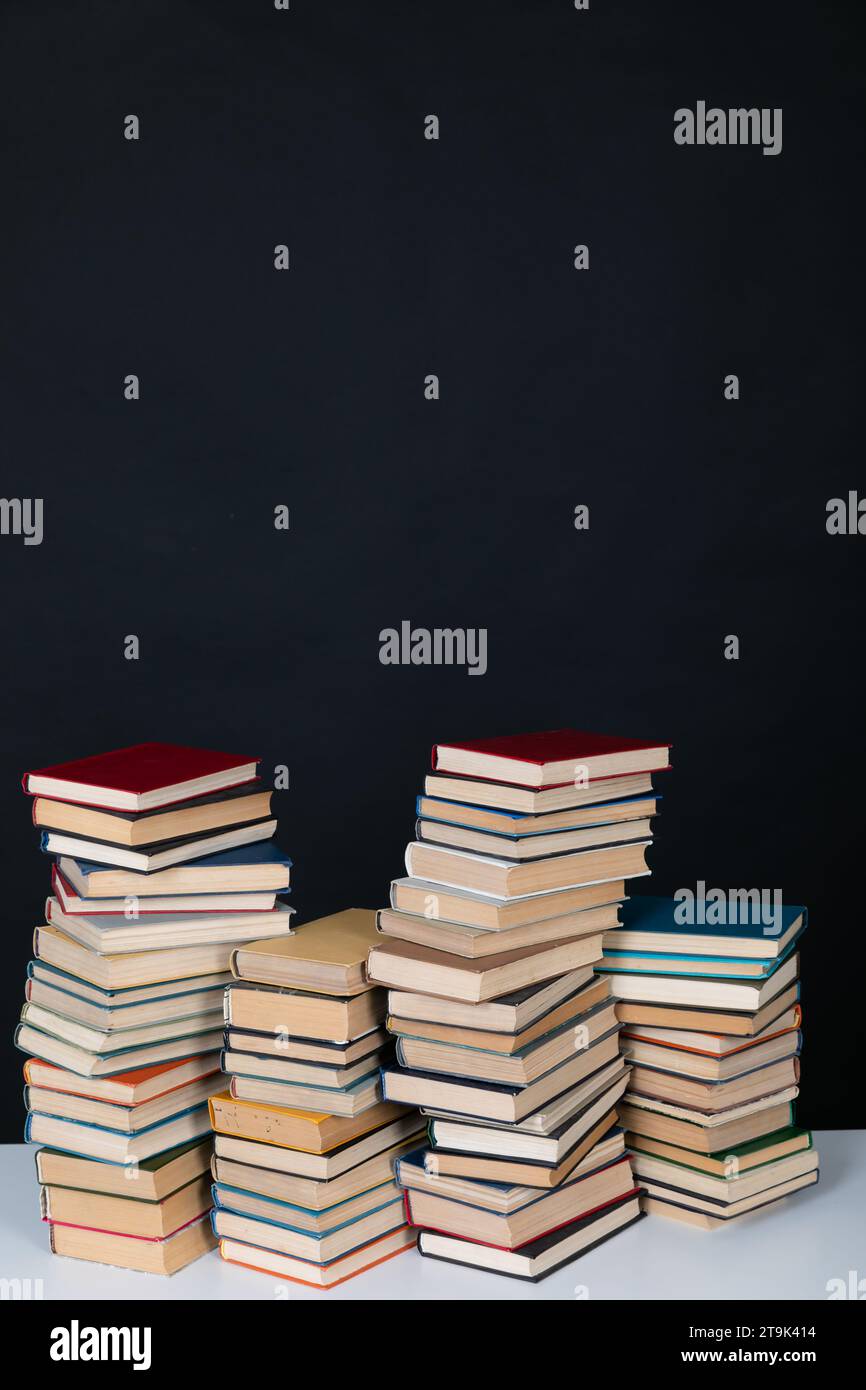 Viele Stapel von Lehrbüchern, die als Hintergrund gelesen werden können Stockfoto