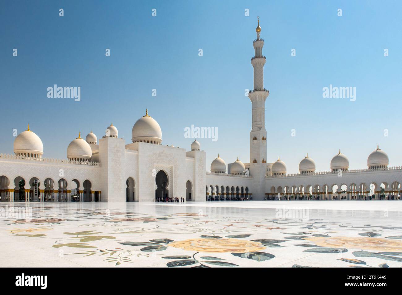 Abu Dhabi, VAE, 08.02.20. Die große Scheich-Zayed-Moschee, Innenansicht des dekorativen Marmorbodens im Haupthof, mit weißen Kreuzgängen und Kuppeln. Stockfoto