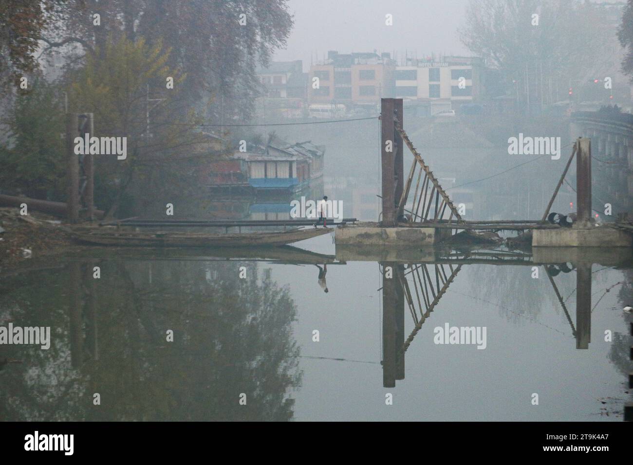 Srinagar, India Records The Colest Night of Season 23. November 2023, Srinagar Kashmir, Indien : die Menschen gehen an einem nebeligen Morgen in Srinagar entlang einer Straße. Kaschmir erlebte nebelige und kalte Wetterbedingungen, wobei Srinagar laut Wetterbehörde die kälteste Nacht der Saison bei minus 1,8 Grad Celsius aufzeichnete. Srinagar Kashmir Indien Copyright: XFirdousxNazirxEyepixGroupx Credit: Imago/Alamy Live News Stockfoto