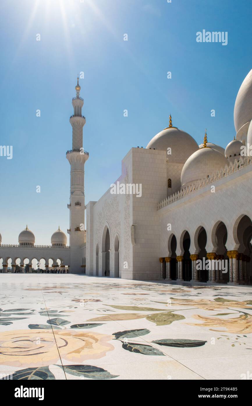 Abu Dhabi, Vereinigte Arabische Emirate, 08.02.20. Die Scheich-Zayed-Moschee, Meisterwerk arabischer Kunst, Porträtaufnahme von innen mit Kuppeln. Stockfoto