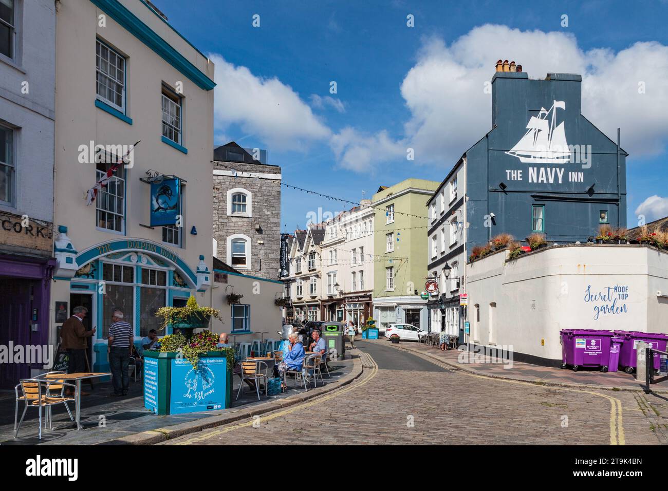 The Barbican, Plymouth, Devon, England: Blick in Richtung Southside Steet, Navy Inn und Dolphin Inn Stockfoto
