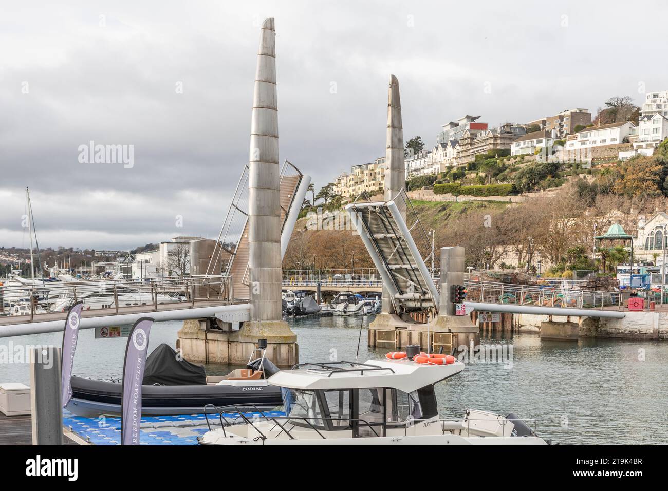 Die Doppelbrücke von 2003 im Torquay Harbour, die den Nord- und Südpier zum ersten Mal vollständig offen verbindet. Stockfoto