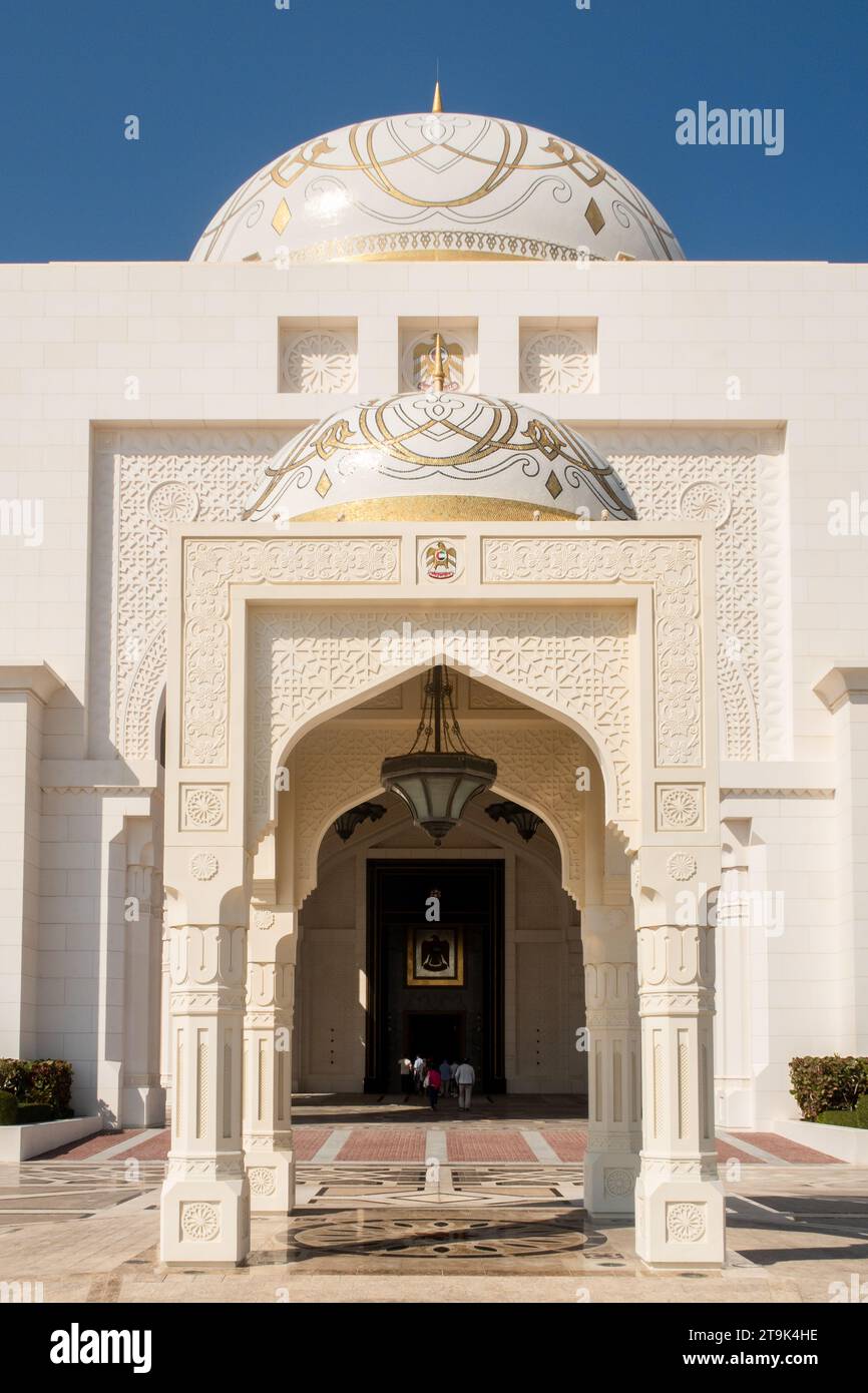 Abu Dhabi, VAE, 08.02.2020. Präsidentenpalast der Vereinigten Arabischen Emirate Qasr Al Watan. Portraitansicht des Haupteingangs zum Palast mit arabischen Ornamenten. Stockfoto